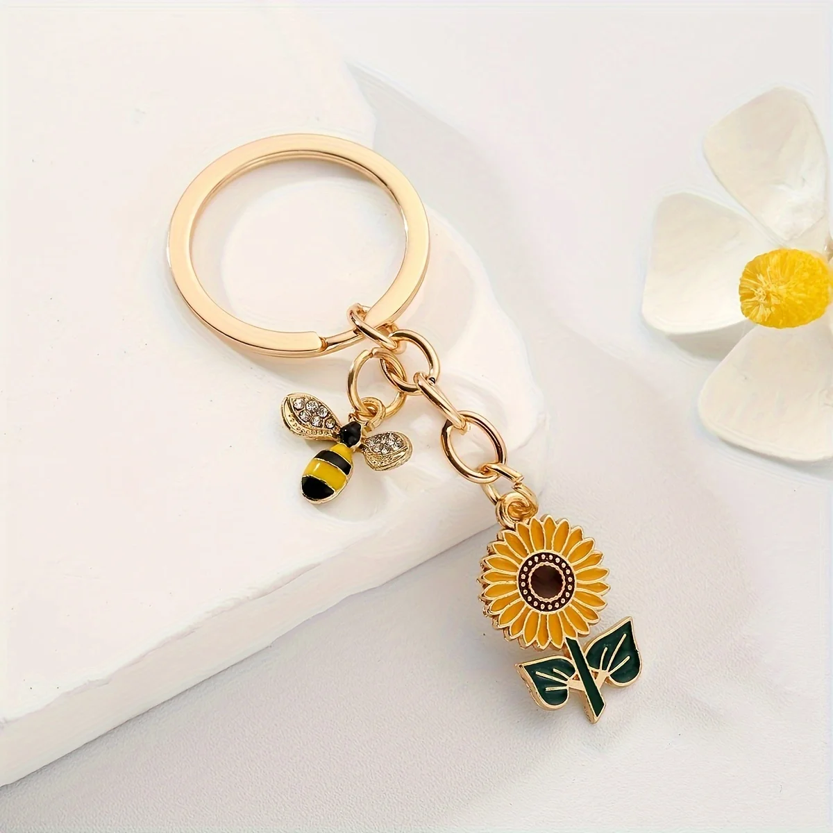 Niedlicher Biene- und Sonnenblumen-Schlüsselanhänger, Emaille-Charm, Schlüsselanhänger, Modeschmuck, Accessoire, ideales Geschenk für Naturliebhaber, bezauberndes Dekor – Detail 2