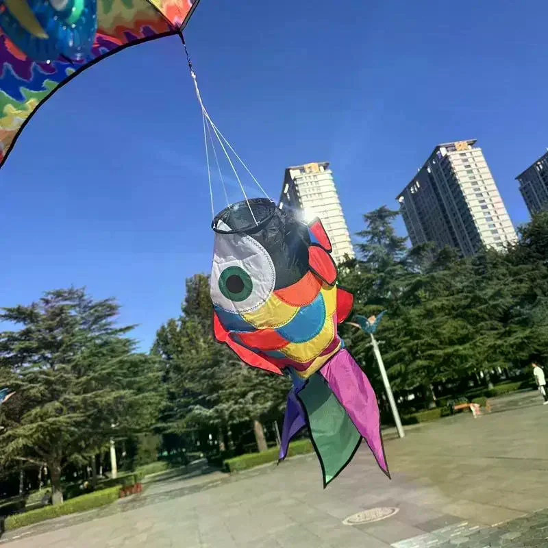 Giocattoli da gioco per bucato per bambini, 1 pezzo di manica a vento con aquilone di pesce arcobaleno, decorazione da giardino per esterni con ciondolo aquilone 3D con pesce perla