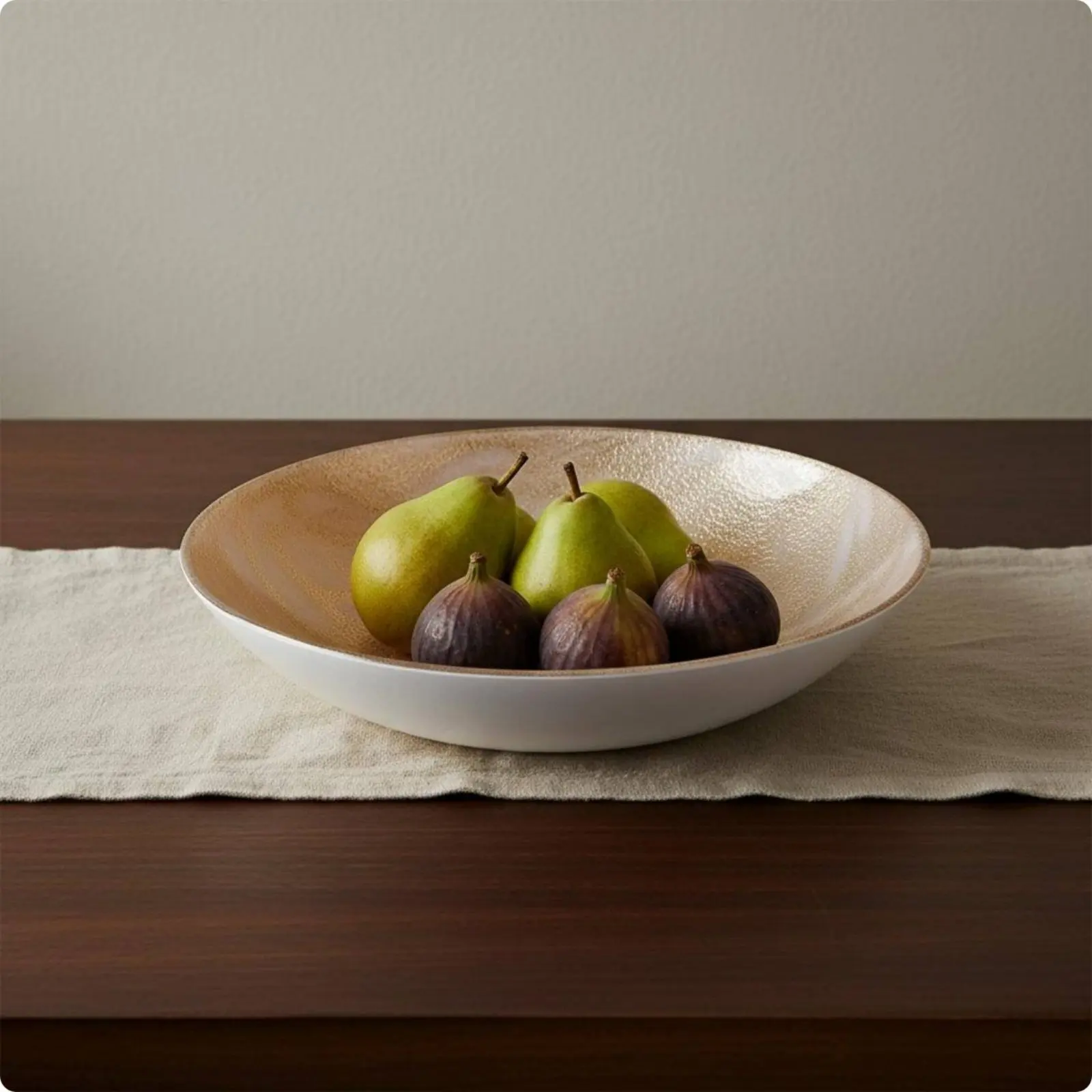 plateau-a-fruits-en-verre-ton-miel-fait-main-finition-pailletee-or-elegant-decoration-de-table