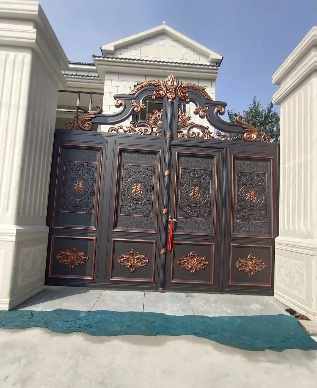 

Golden Paint Outdoor Decoration Fence Cast Aluminium Gates Designs Courtyard Gate