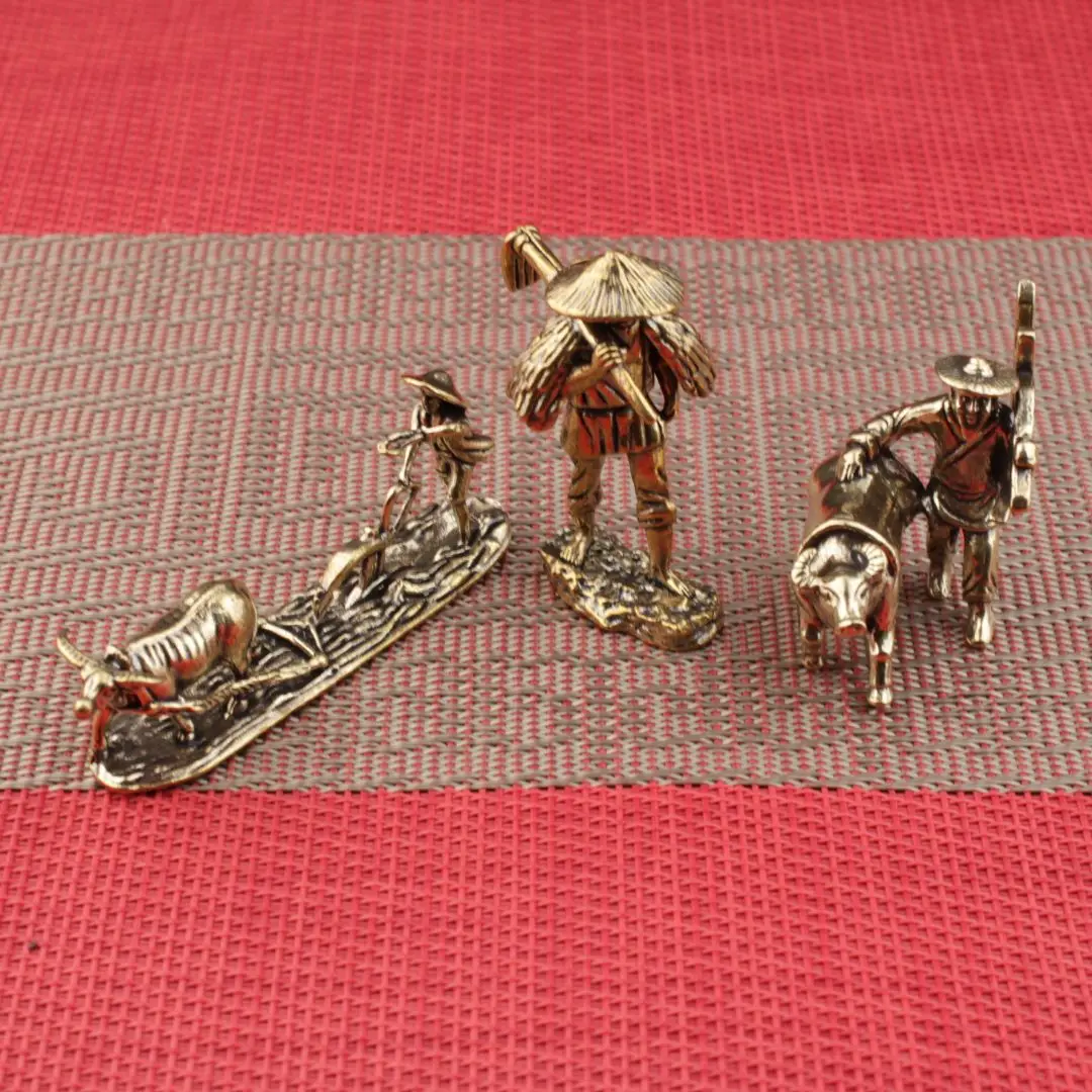 Creative Scarecrow Farmer Cultivation Ornament, Home Living Room Decor, Bronze Craft Ornament of Farmer Hoeing the Land