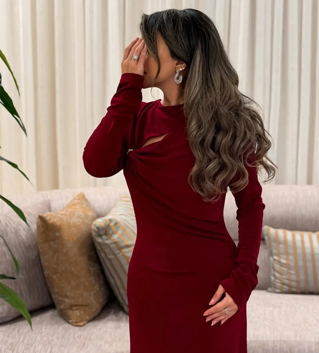 Maßgeschneiderte Abendkleider in Burgunderrot mit langen Ärmeln, Meerjungfrau-Krepp, O-Ausschnitt, plissiert, bodenlang, Hochzeitsgastkleid für Frauen