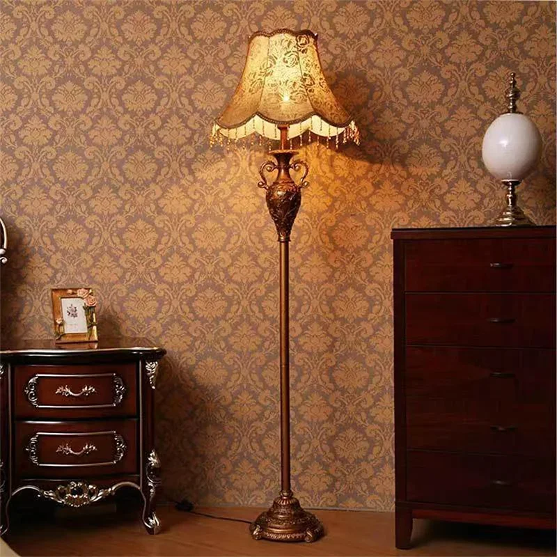 Hongcui European Floor lamp Luxurious Living Room Bedroom Study Villa Hotels LED Retro Creativity Floor lamp Next To Sofa