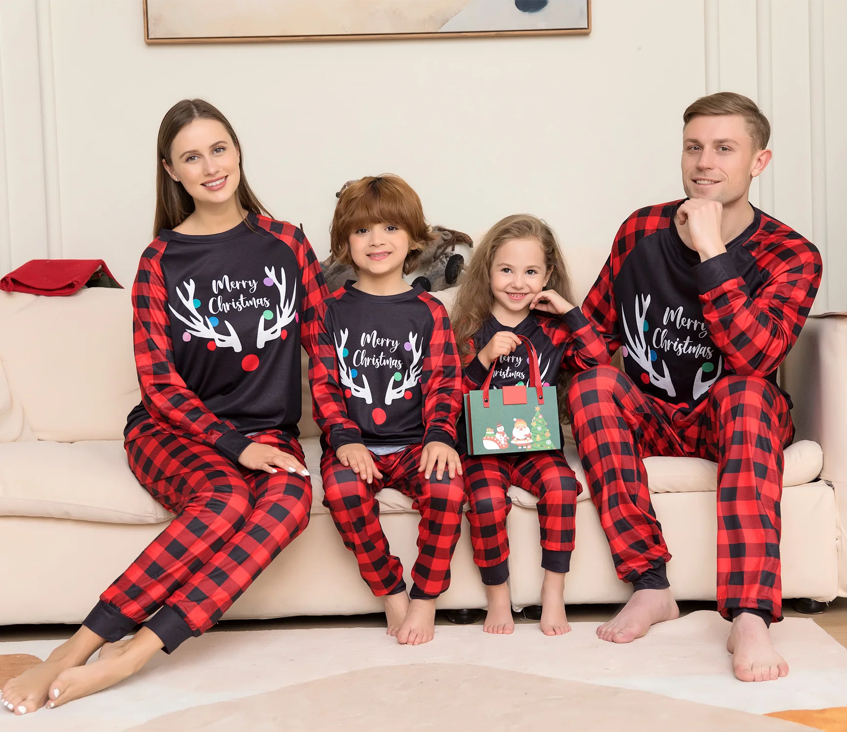 Conjunto pijama de Natal estampado família, pijama manga comprida, preto e vermelho, cheque correspondente