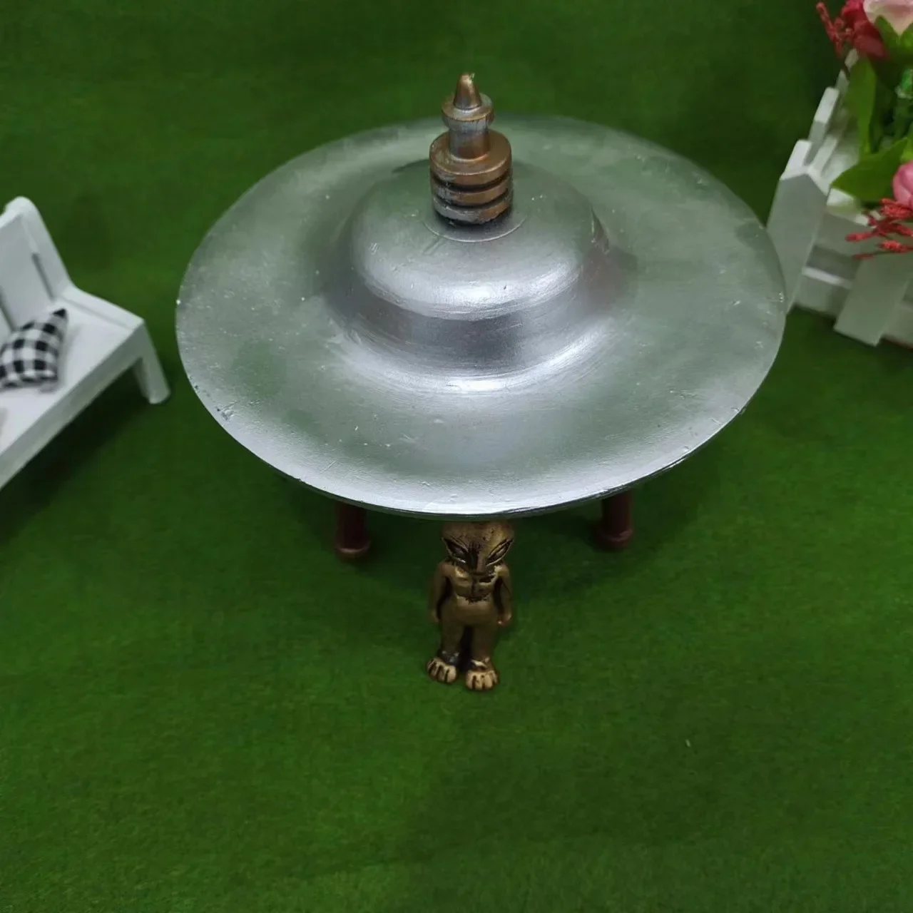 New Creative Exquisite Sculpture UFO and Alien Desktop Decoration Alien UFO Metal Garden Office Living Room Table Toy Decoration