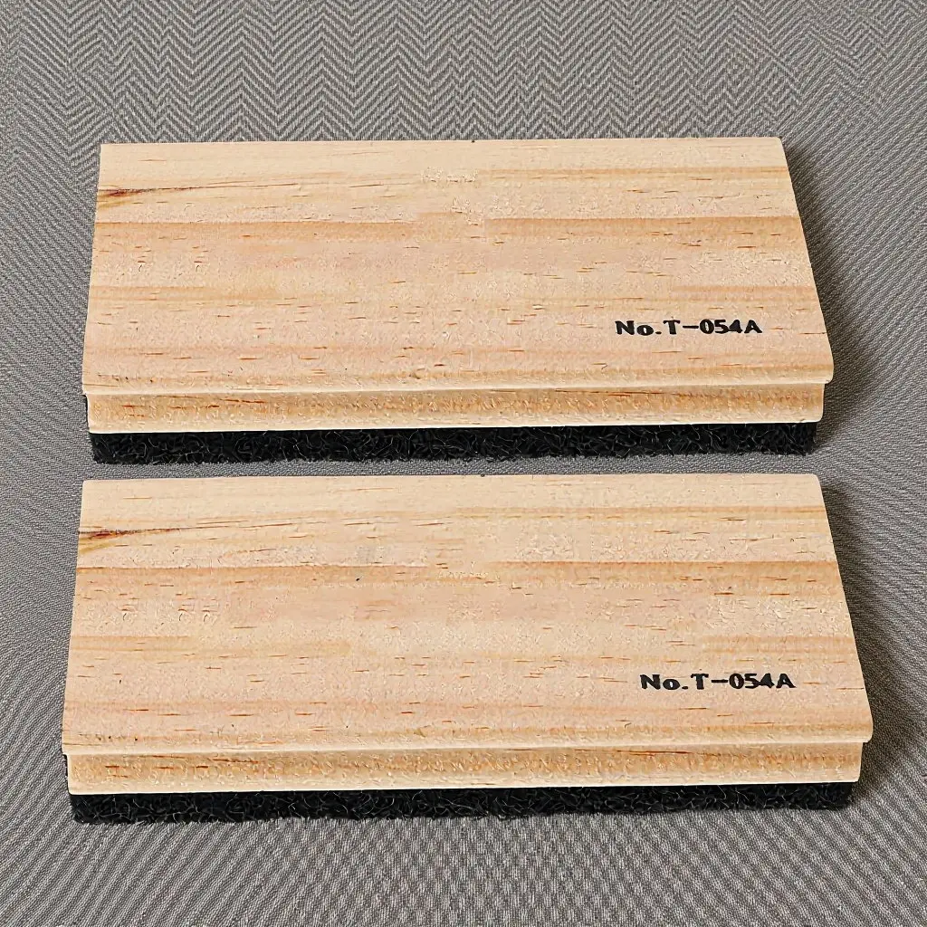 

2Pcs Wood Chalkboard Eraser Premium Wool Felt Blackboard Cleaner Noiseless Wipe for Classroom Desk Accessories