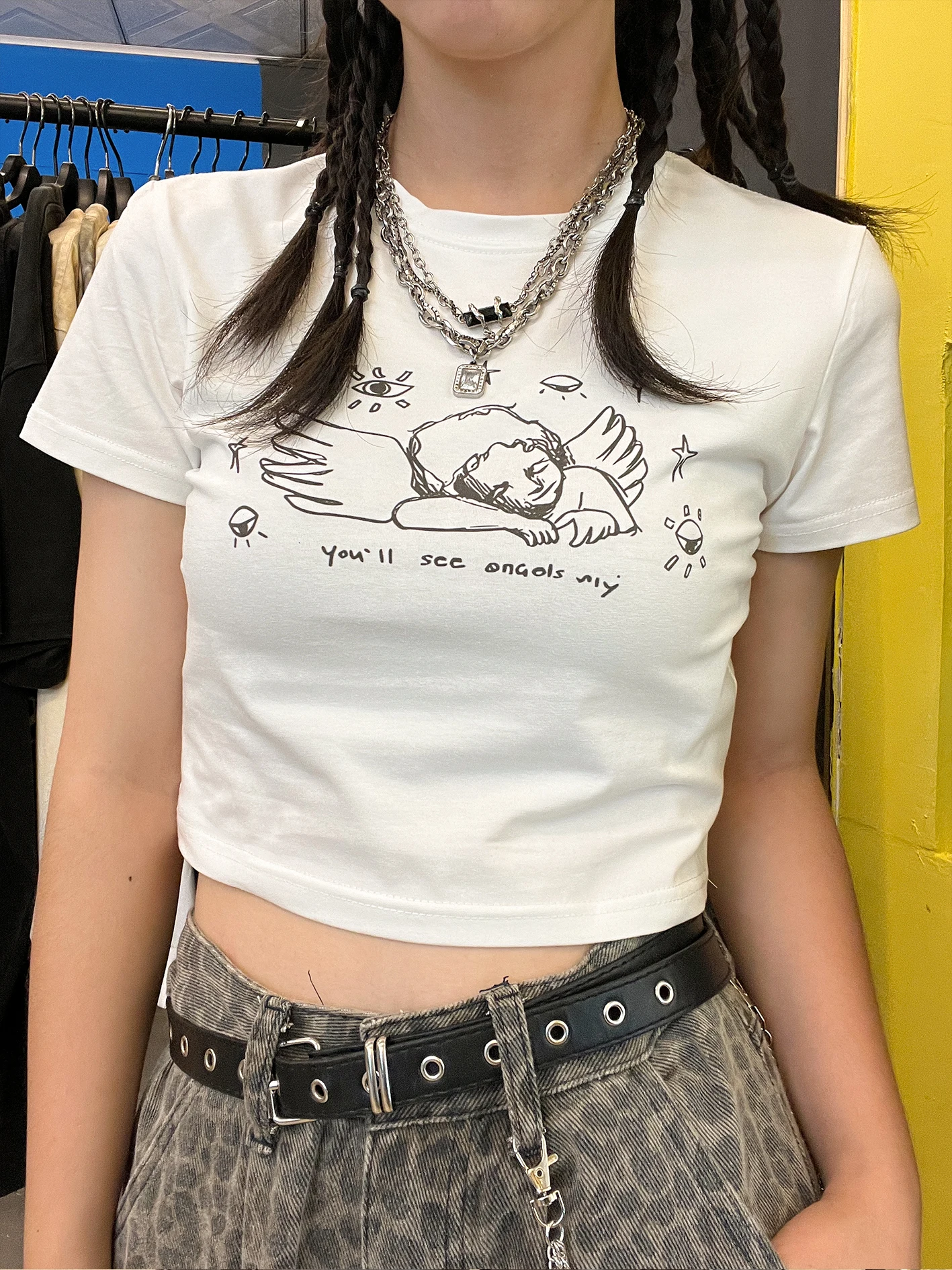 camiseta-corta-de-manga-corta-con-graffiti-dibujado-a-mano-estilo-casual-color-puro-corte-ajustado-perfecta-para-el-veran
