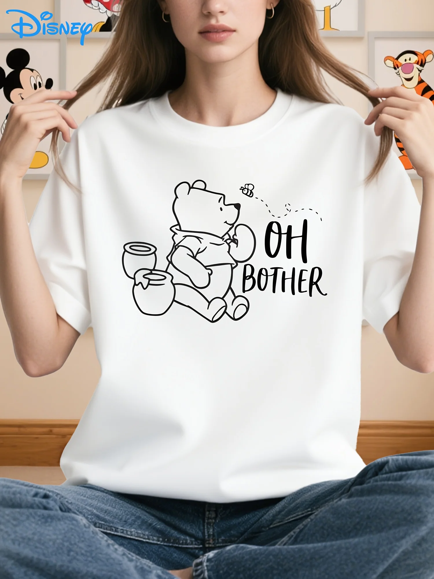 

Футболка Disney Winnie The Pooh and Bee — повседневная с круглым вырезом и дизайном Bear and Bee.