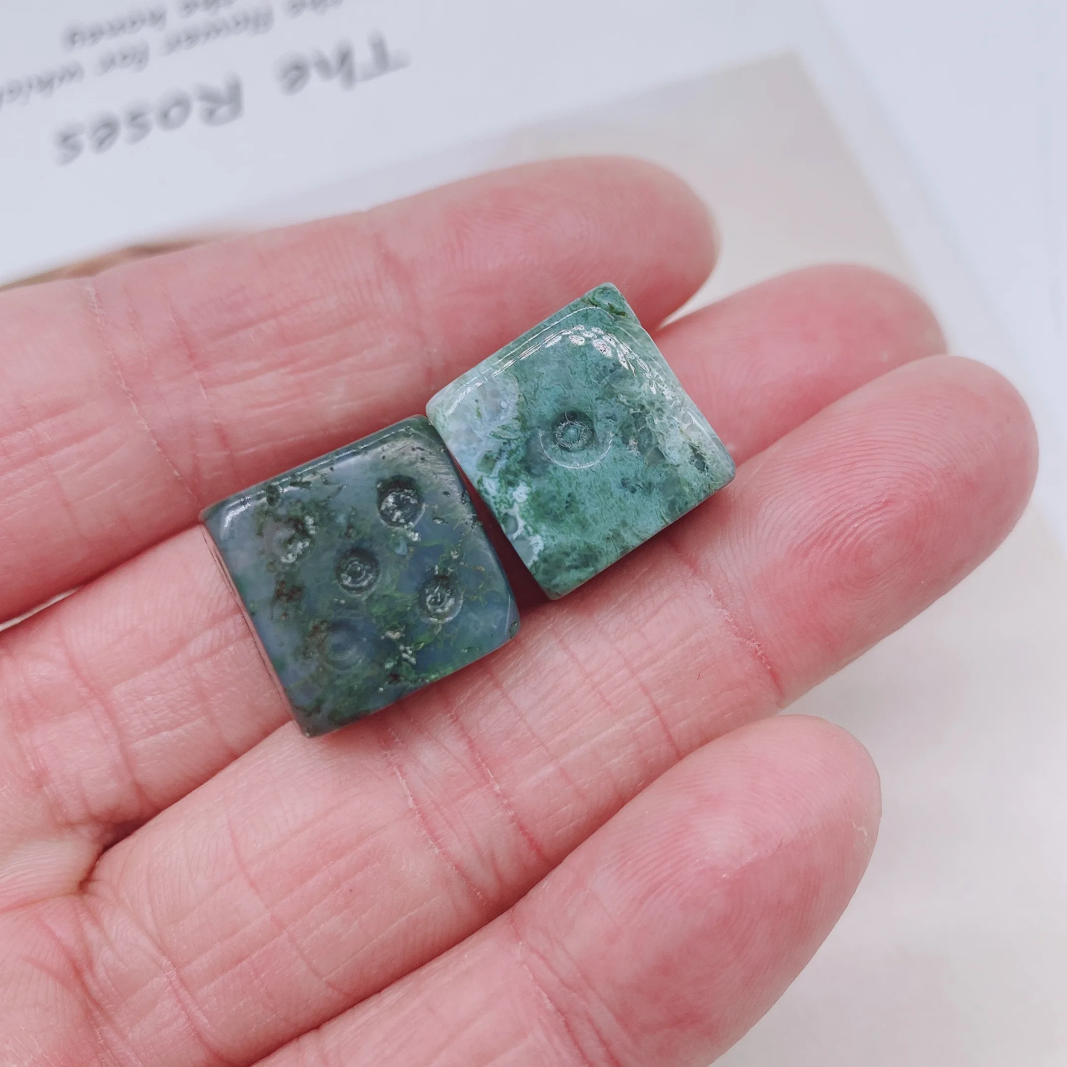 2pcs Natural Moss Agate Dice Energy Reiki Gemstone Cube Palm Carving Decoration Crystal Quartz Healing High Quality For Gift