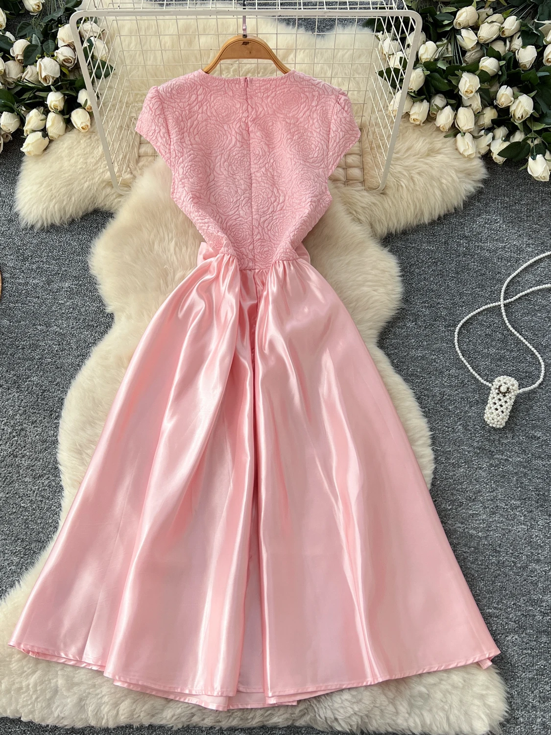 Vestido E de Cetim com Mangas Bufantes, Detalhes Texturizados em Diamante e Cintura Marcada para Mulheres Modernas Pro...