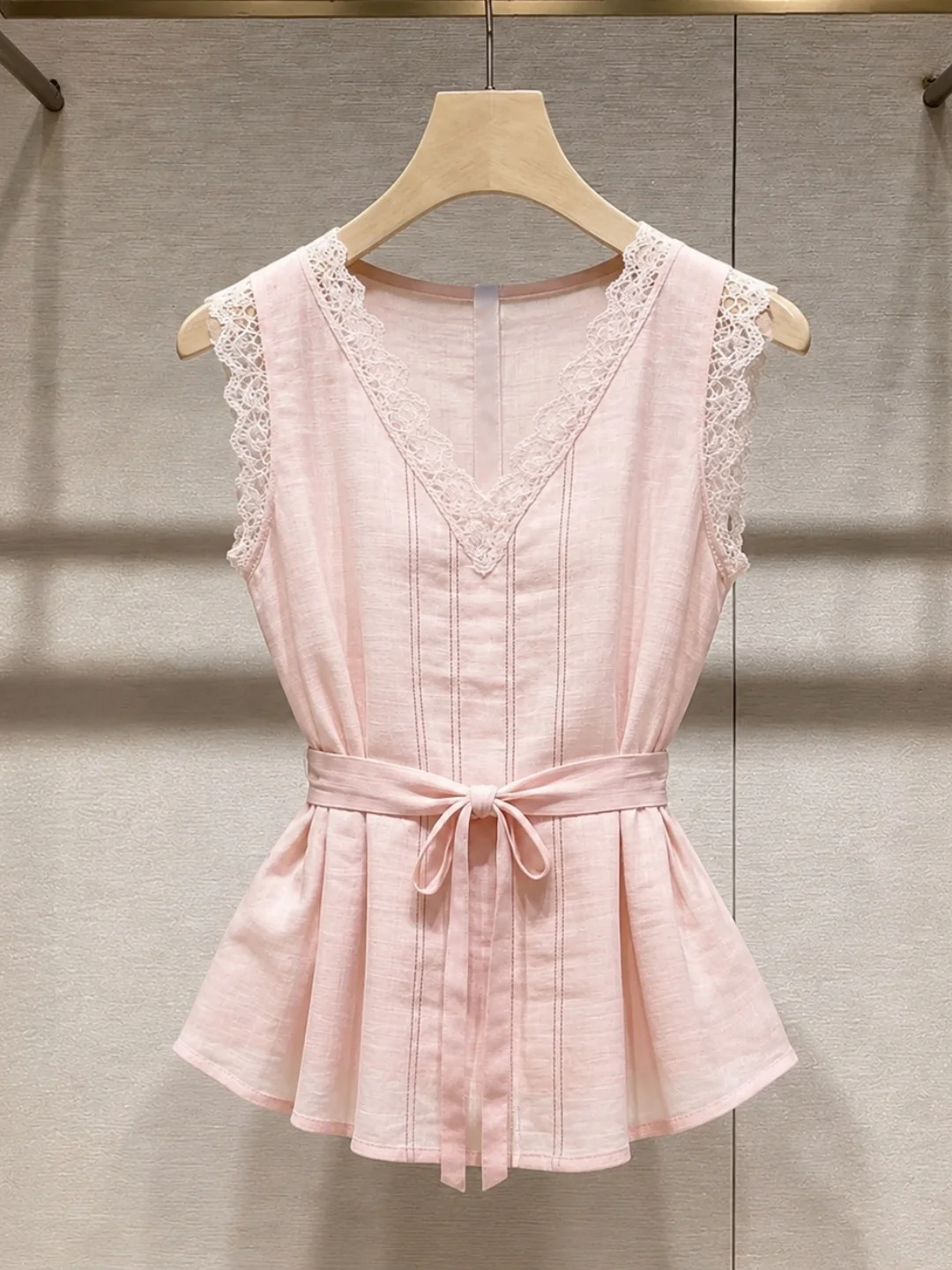 

Elegant Lace Trim V-Neck Sleeveless Vest Belted Waist Cinch Summer Korean Style Fashionable Versatile Small Shirt for Women