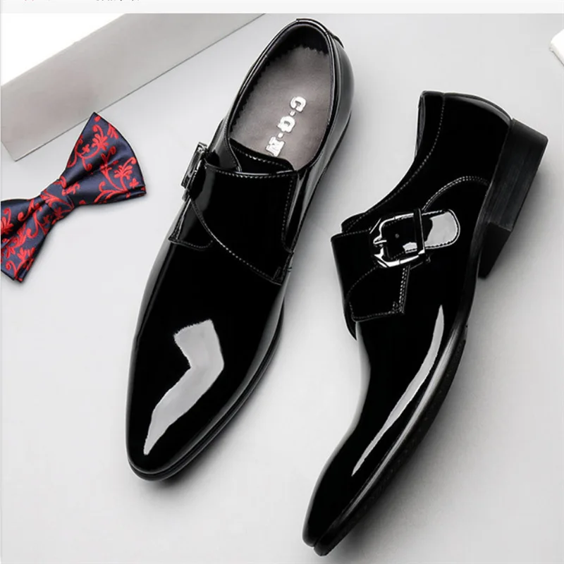 Trendy men's leather shoes with buckle and patent leather sole, comfortable and breathable formal shoes