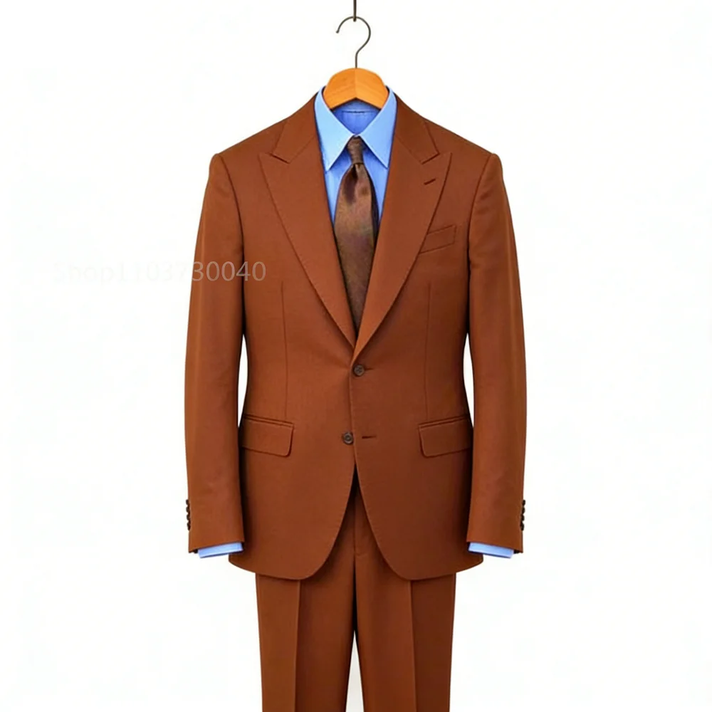 

Мужской костюм-тройка: модный пиджак, жилет и брюки. Костюм для деловых встреч, вечеринок, свадеб и торжеств. Костюм с лацканами-петлей.