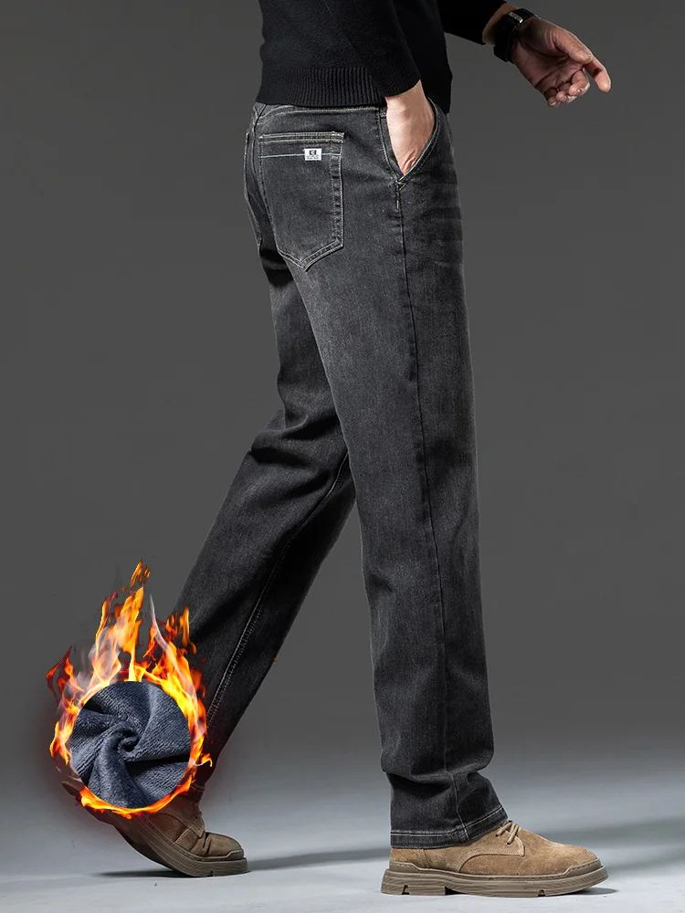 جينز رجالي شتوي ذو لون عميق بقصة ضيقة ومبطن بالصوف الدافئ وفضفاض