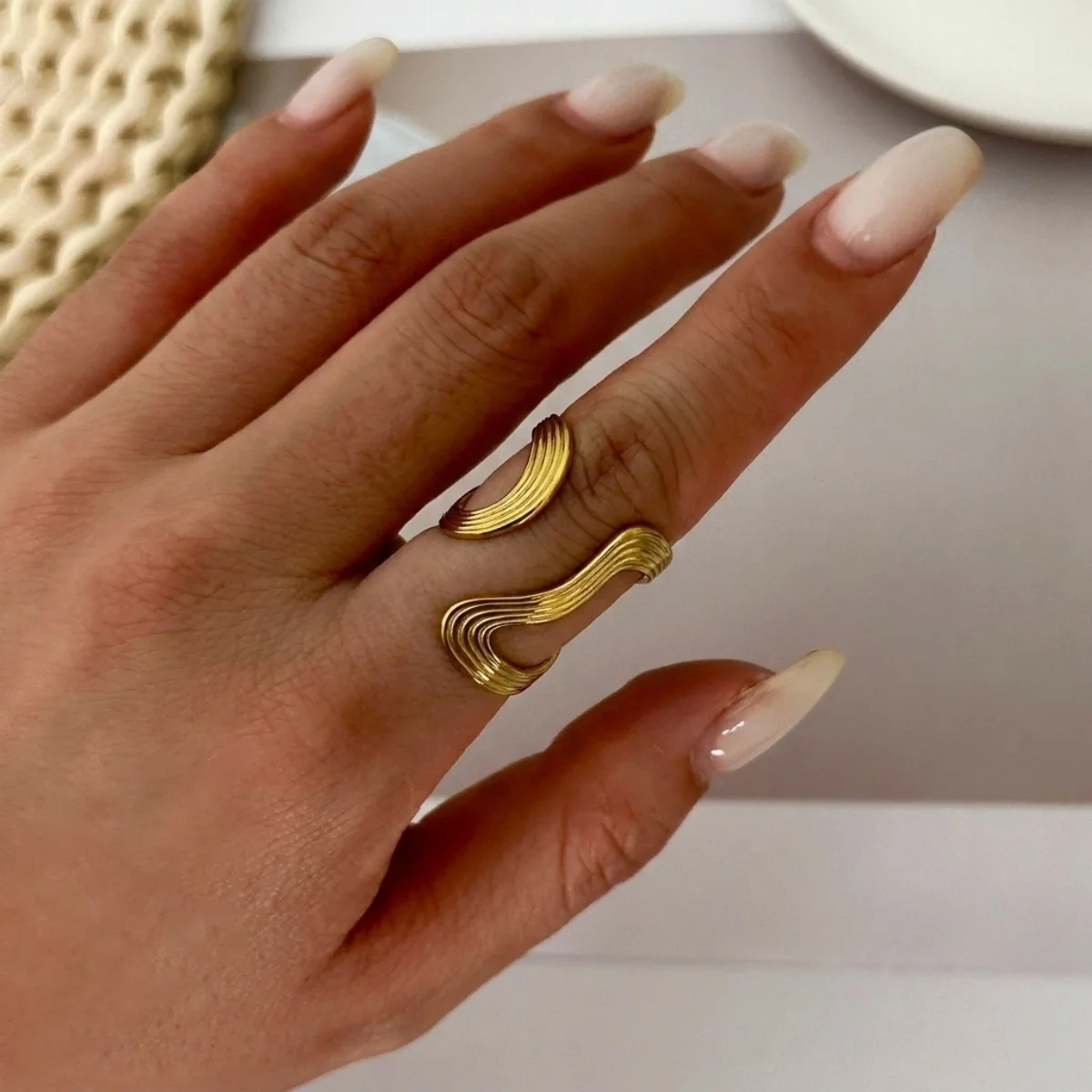 Französische Vintage-Fingerringe mit hohlem, gewelltem Design, imitierten Perlen und Spiralblatt-Motiven für Damen und Herren, im Nischenstil, geometrischer Ring, ästhetischer Schmuck. – Detail 11