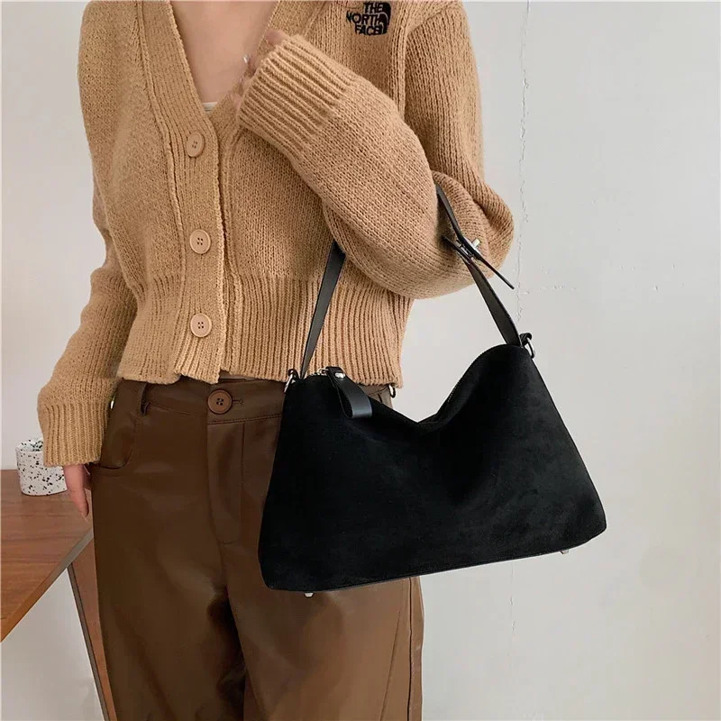 Bolsa de ombro com zíper de camurça, bolsa versátil da moda para mulheres, travesseiro, sólida, bolsa crossbody casual com alça superior