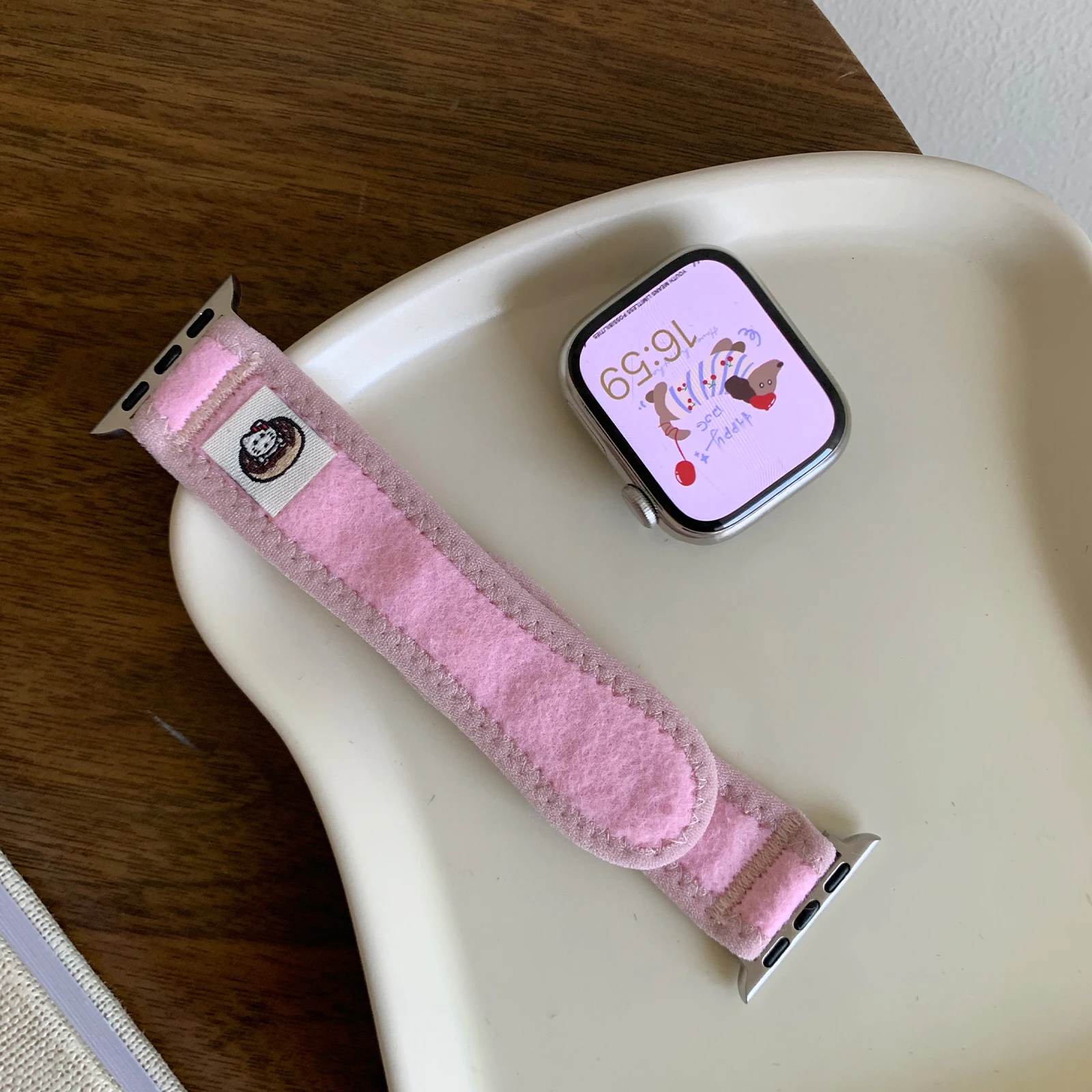 Cinturino in cartone animato per cinturino Apple Watch Bracciale con elementi di fissaggio a gancio e anello per cani adorabili con Iwatch9876SE Ultra40 41 44 45mm Polso per ragazze