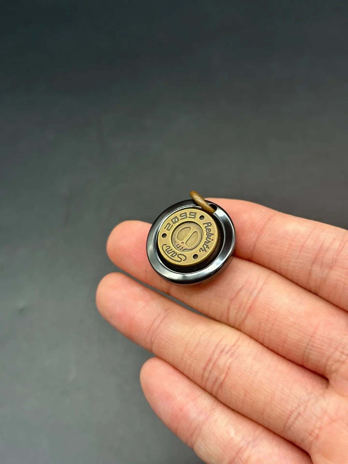 

Кулон LAUTIE Sam из циркониевого сплава, фирменный кулон Sam Coin, гироскоп для пальцев, игрушка для декомпрессии Papa Coin, фирменный кулон EDC