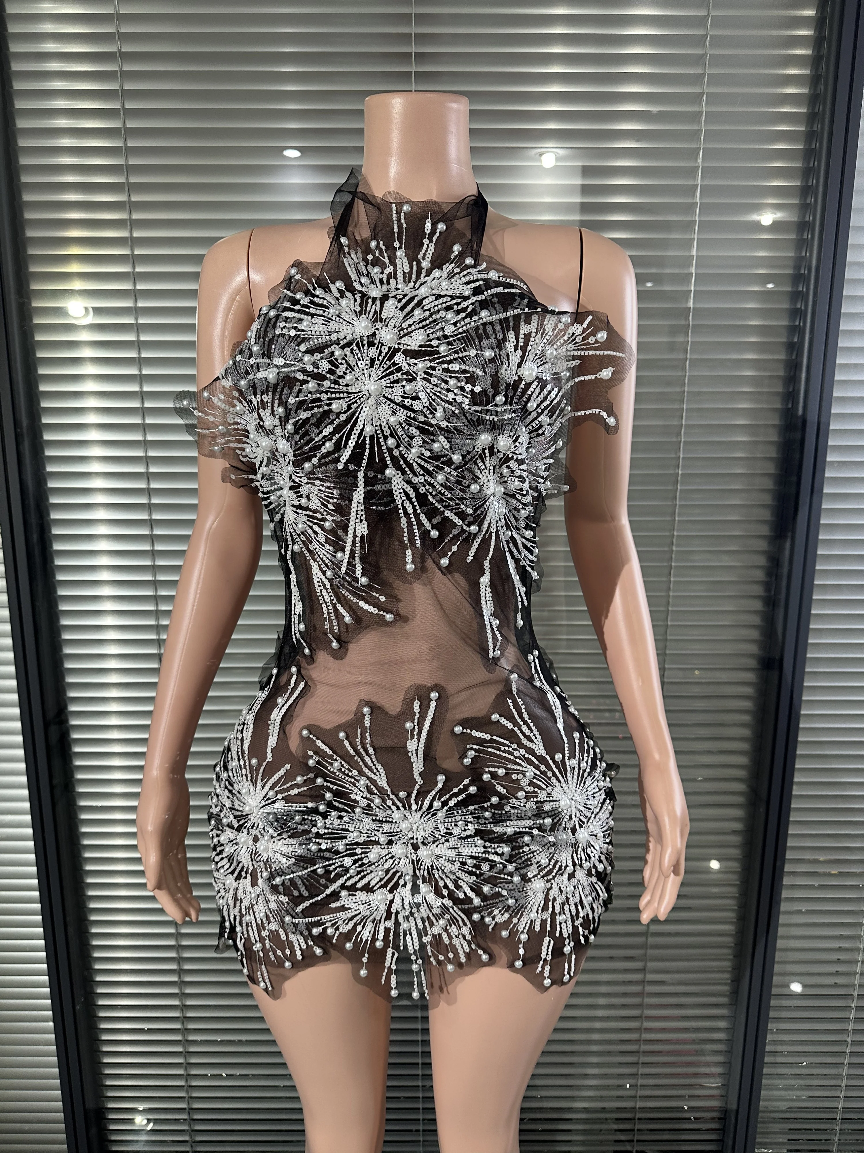 

Соблазнительное, гламурное, прозрачное мини-платье с жемчужными пайетками на вырезе и открытой спиной для выступлений на сцене, в баре или ночном клубе