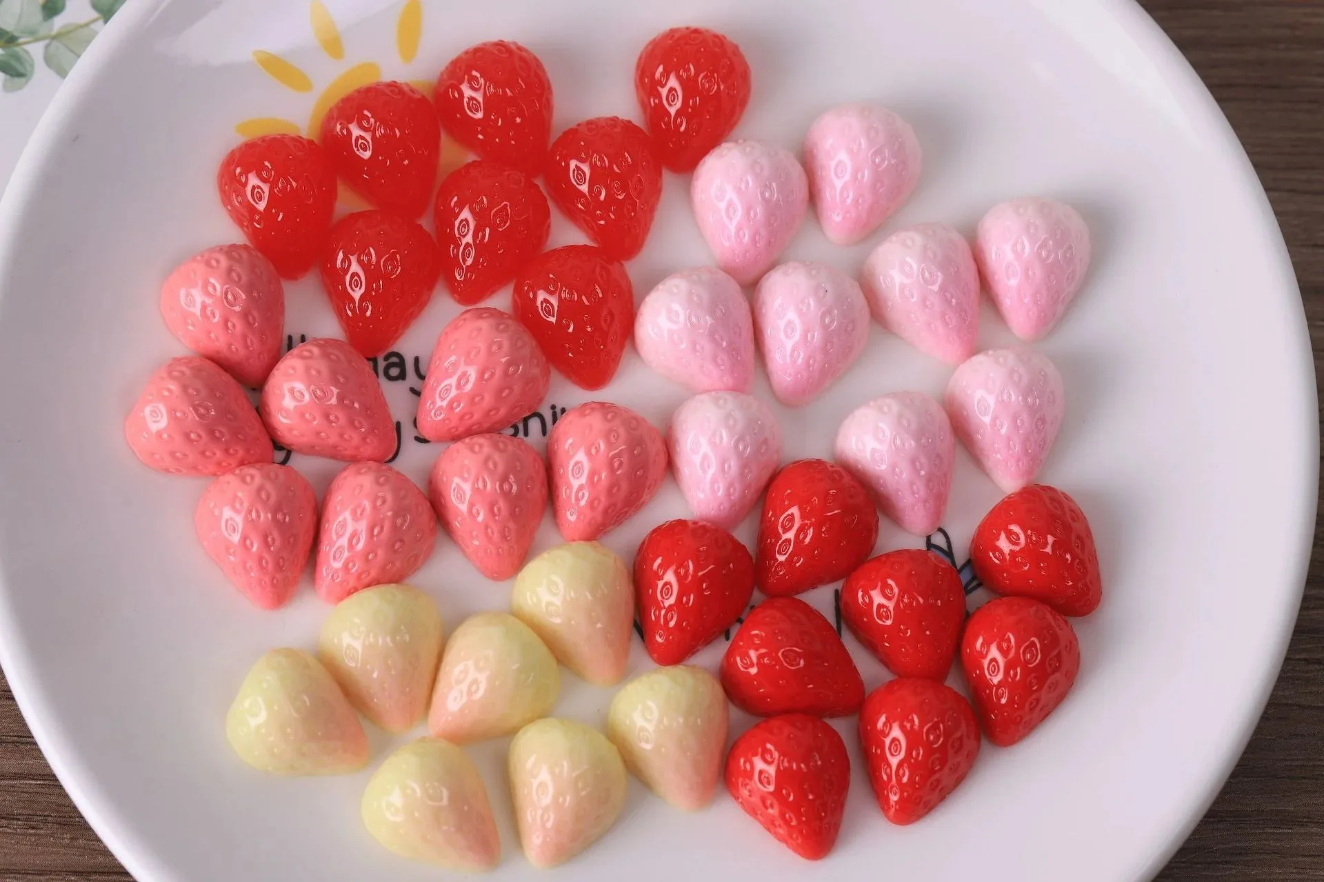 10 Stück Simulierte Miniatur-Erdbeeren aus Harz, Handgefertigte 3D-Erdbeer-Dekofiguren – Detail 8