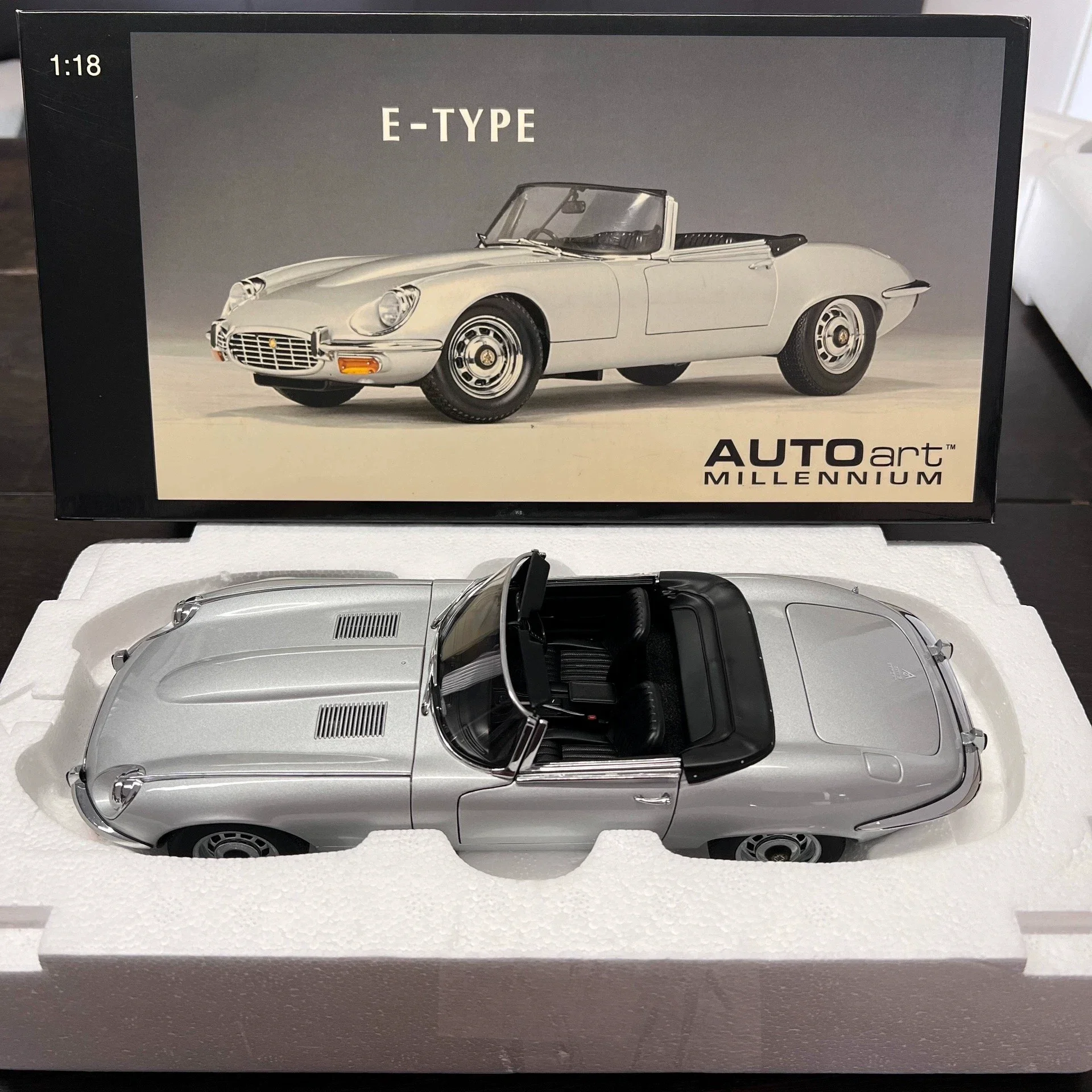 

Модель автомобиля Autoart 1:18 E-Type V12 Convertible, серебристая, имитация, лимитированная серия, полностью открывающаяся, из металлического сплава, статическая, подарок