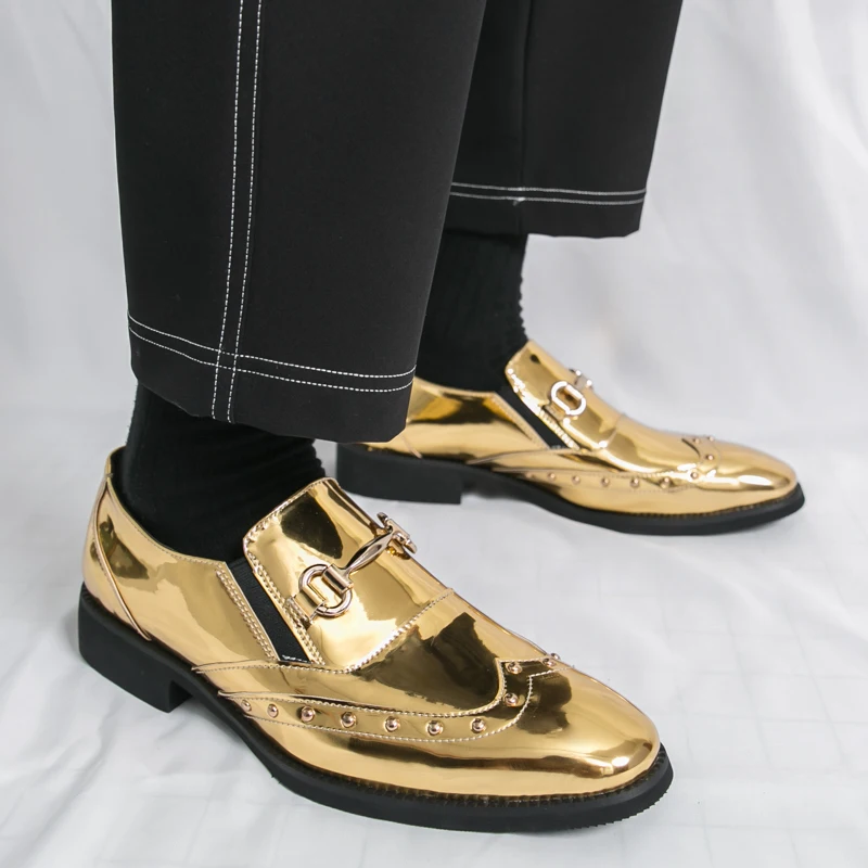 

A shiny, pointed golden battle boots with rivets, a popular online hit, a man wearing loafer hairstylist casual leather shoes