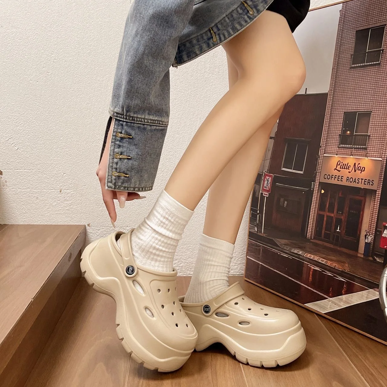 

Summer Hole Shoes Women's Outdoor Wear Sports Fashion Thick Bottom Stepping on Shit Feeling Casual Versatile Beach Sandals