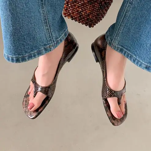 

Brown Snakeskin Cow Leather Green Suede Round Clip Toe Low Top Summer Sandals Women Fashion Leisure Flat Beach Sandals Shoes