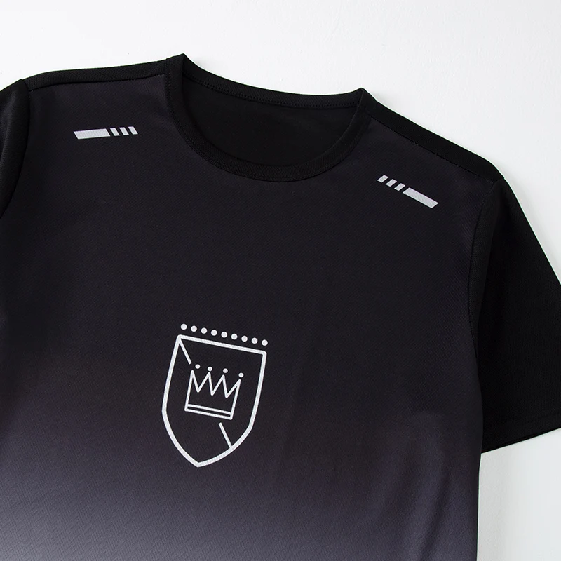 طقم مكون من قطعتين من ملابس عصرية للرجال للربيع والصيف طقم شورت رياضي سريع الجفاف بأكمام قصيرة وسراويل جيب رياضية غير رسمية