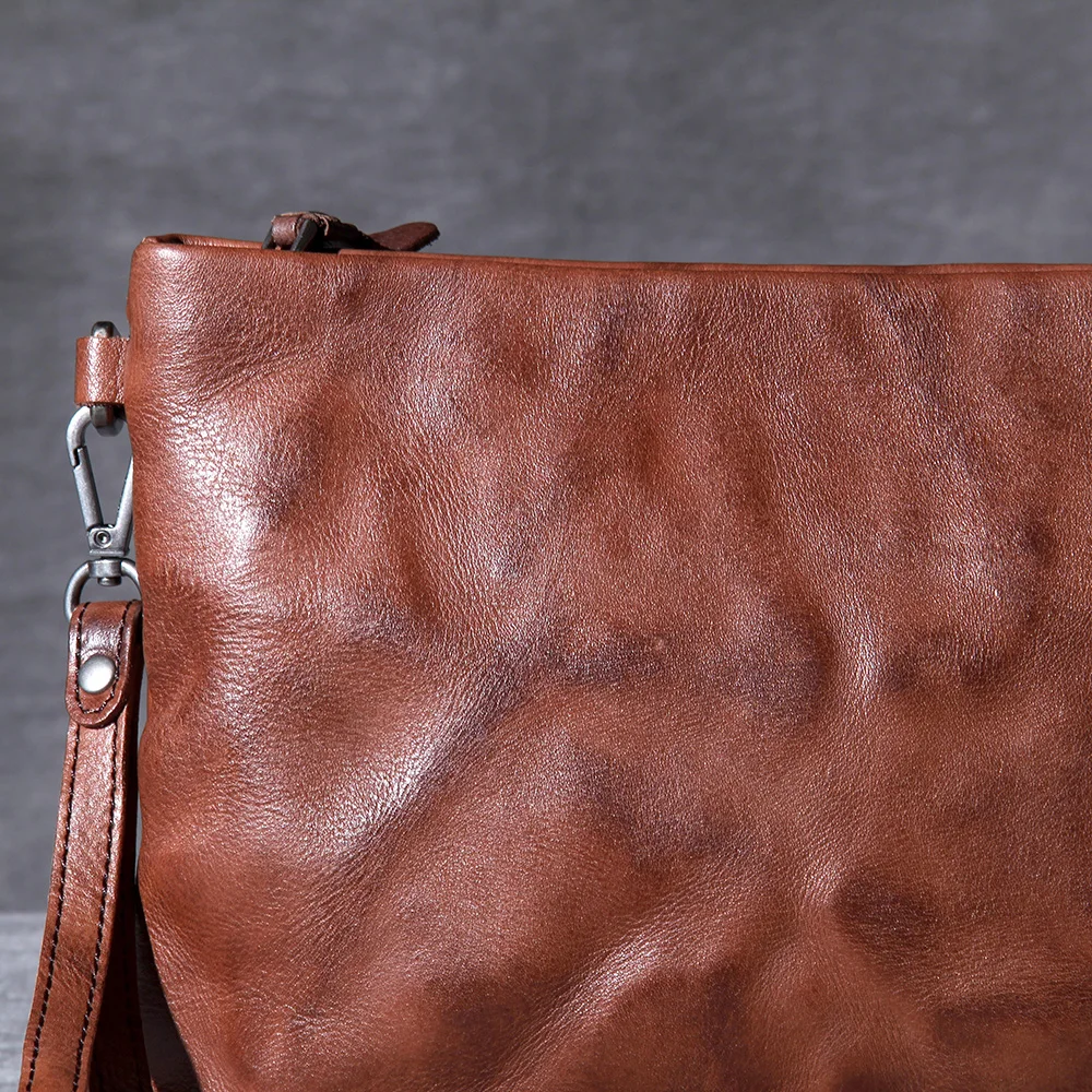 S.WORKER Retro-Clutch aus Vollnarbenleder für Herren | Handtasche aus Used-Leder mit Handgelenkschlaufe – Detail 22