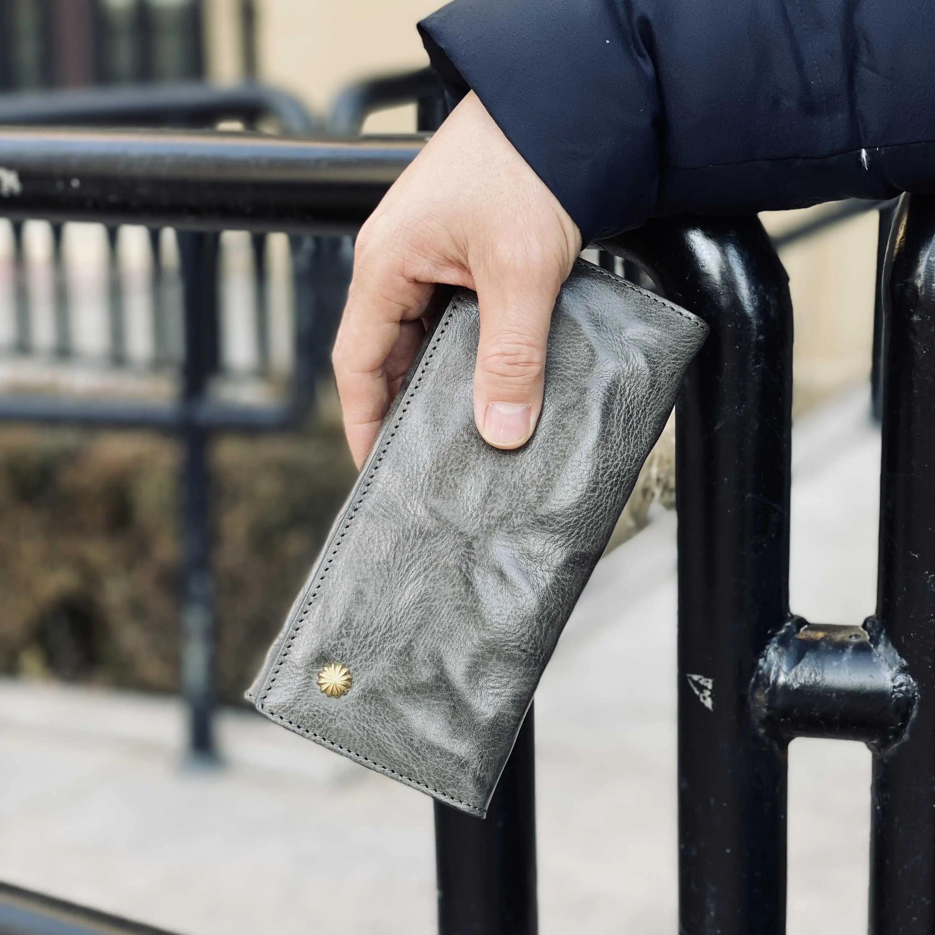 Retro Oil Wax Leather Men's Long Wallet with Chrysanthemum Nail Design Integrated Document And Coin Purse Youth Fashion