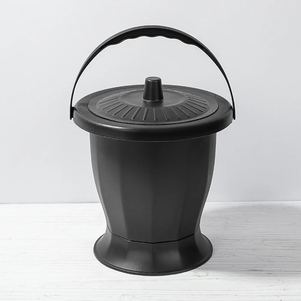 وعاء غرفة المرحاض المحمول للكبار مع غطاء مادة البولي بروبيلين شديدة التحمل غير قابلة للانزلاق دلو البول للتخييم في غرفة النوم المنزلية لكبار السن