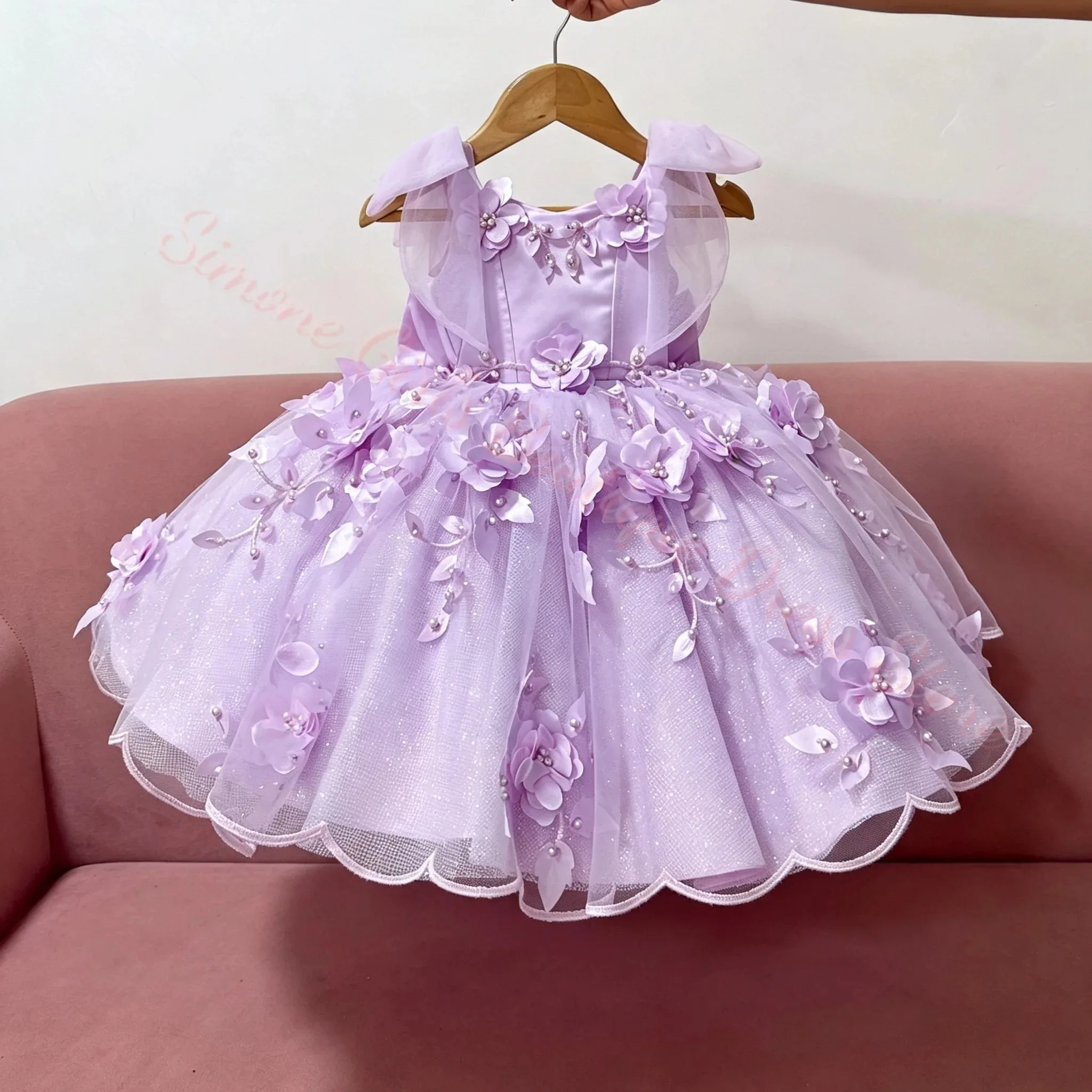 Großhandel Maßgeschneidertes Luxus-Blumenmädchenkleid mit Schleife, dünnen Trägern, rückenfrei, knielang, für Kinder, Festlichkeiten, Partys, Geburtstage und Events – Detail 1