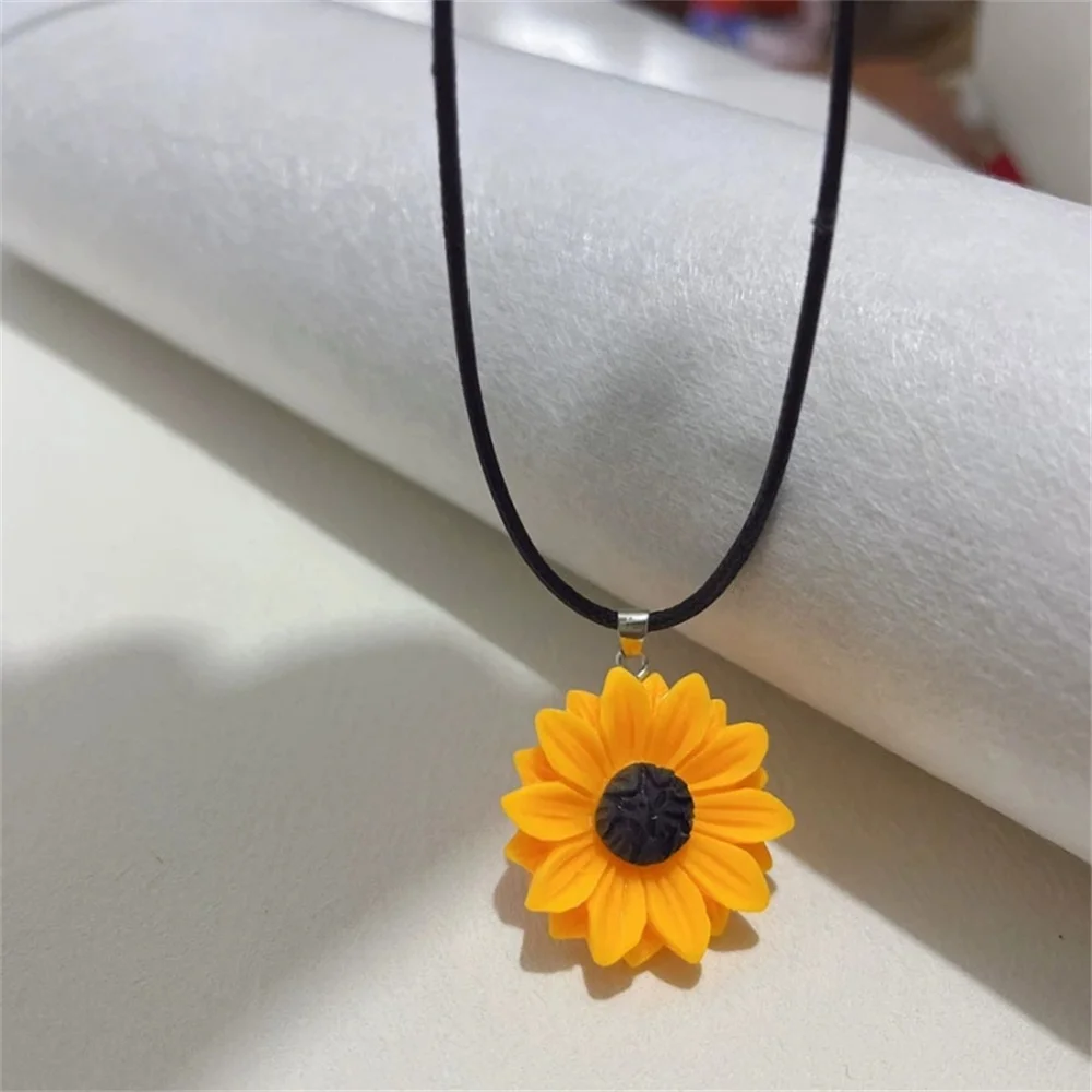 1 pc Yellow Sunflower Pendant Neckalce for Women Girl Cute Romantic Flower Pendant Necklace Gift for friend