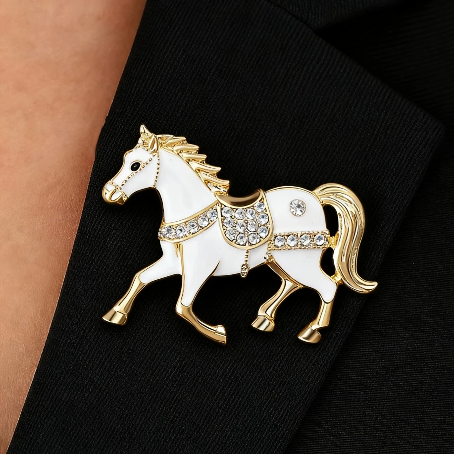 Broches femininos esmaltados brancos e vermelhos, strass, formato de cavalo, design animal fofo, alfinetes de metal, acessórios de roupas, broche de cavalo de corrida