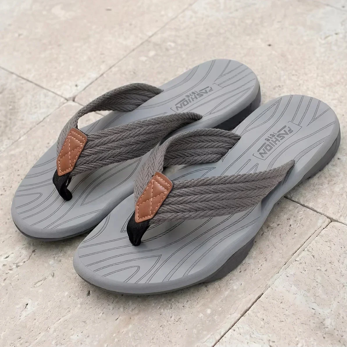 Herren-Strand-Flip-Flops, bequeme Strand-Sandalen, rutschfeste und strapazierfähige Freizeitschuhe für den Sommer, geeignet für den Innen- und Außenbereich. – Detail 4