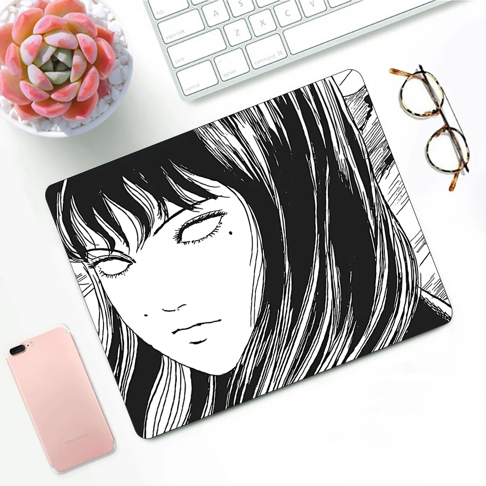 Alfombrilla de ratón para juegos Junji Ito Tomie Kawakami, alfombrilla de ratón pequeña XS para PC, decoración de escritorio, alfombrilla de ratón de oficina, alfombra de escritorio