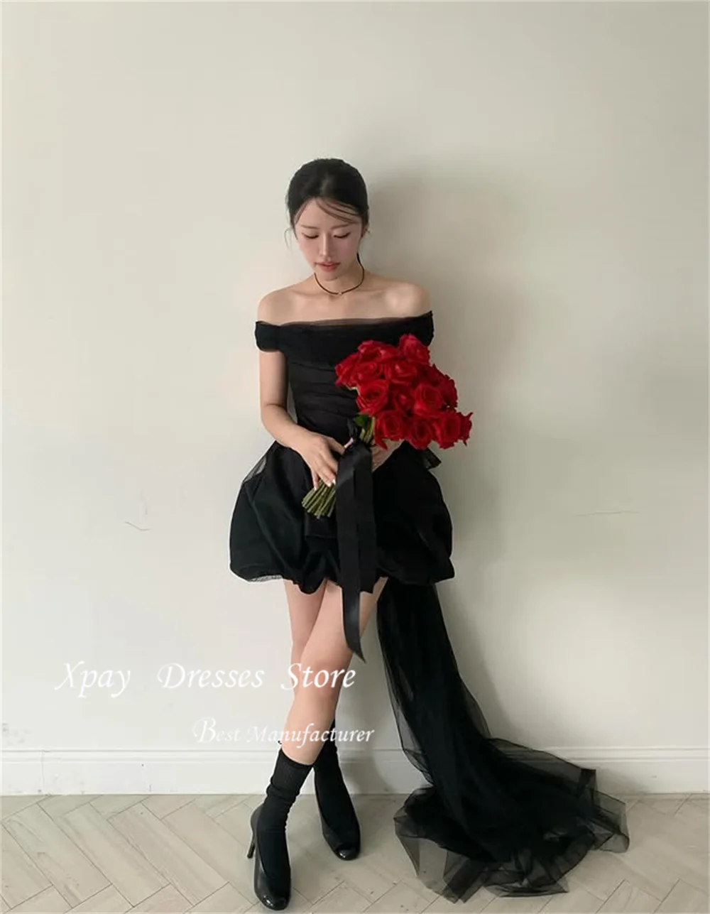 فستان XPAY بسيط أسود لحفلات الزفاف بدون أكتاف ذيل محكمة مطوي من الساتان كوريا لالتقاط الصور لأعياد الميلاد فستان حفلات قصير مخصص