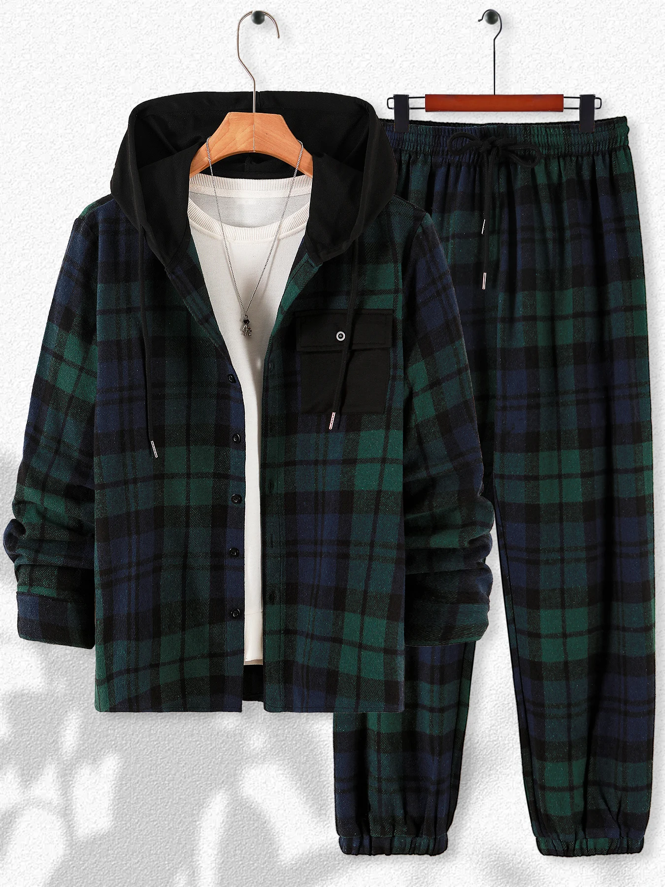

Изысканный клетчатый комплект с капюшоном: мужская рубашка с отложным воротником и брюки-джоггеры на шнурке, 2 предмета, для повседневной носки