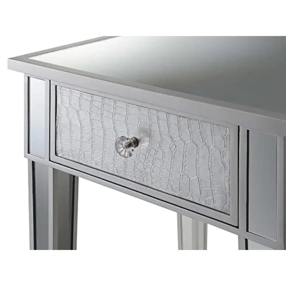 Table d'extrémité en miroir avec incrustation MELGlass, nervure en cristal, rangement dissimulé en argent, cadre carré de la collection Gold Coast, 18 po x 18 po x 24 po