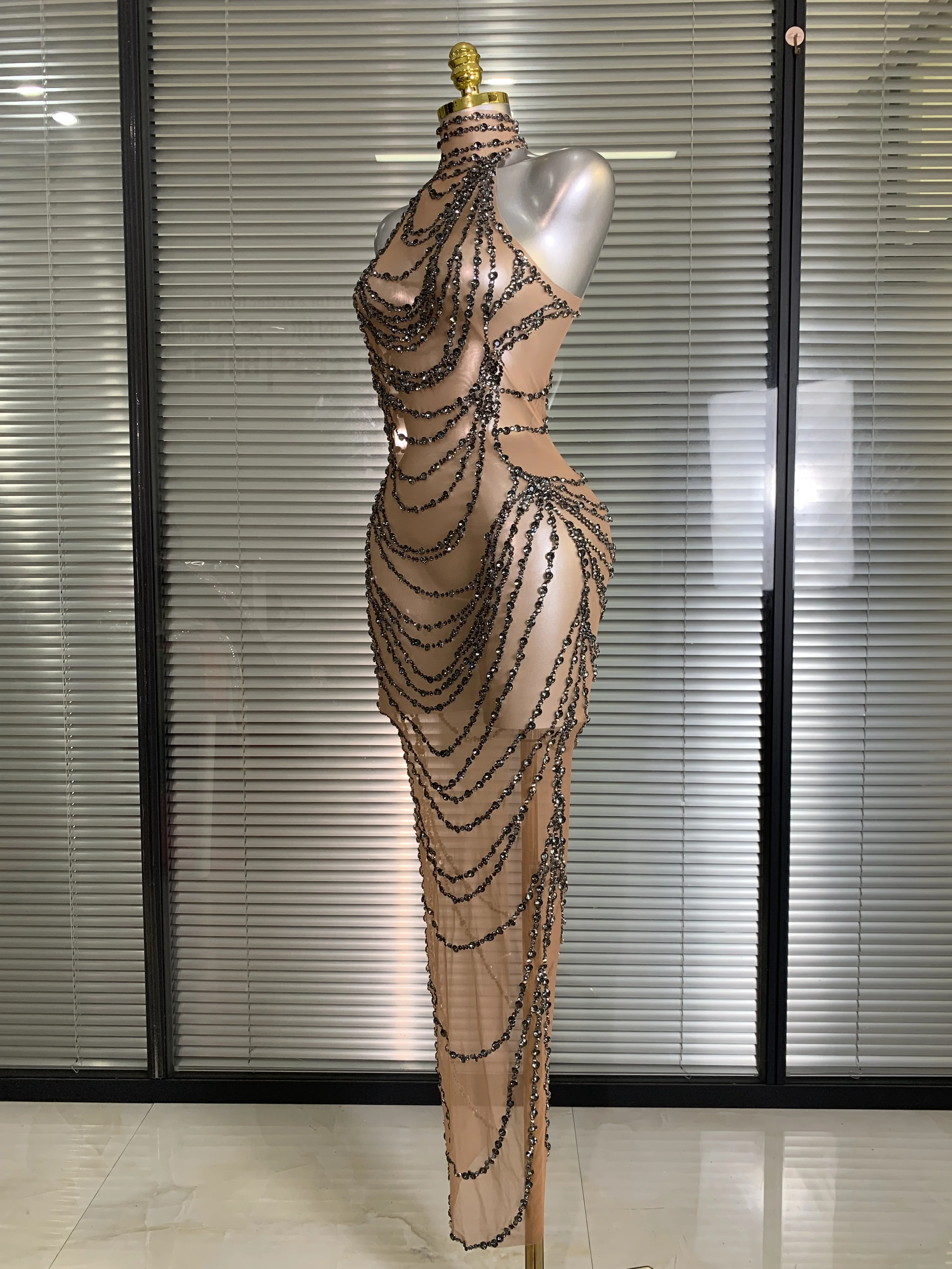 Nieuwe vrouwen sexy mesh kristal diamanten pure lange maxi jurk zien door goud grijs feestkostuum podiumvoorstelling jurk