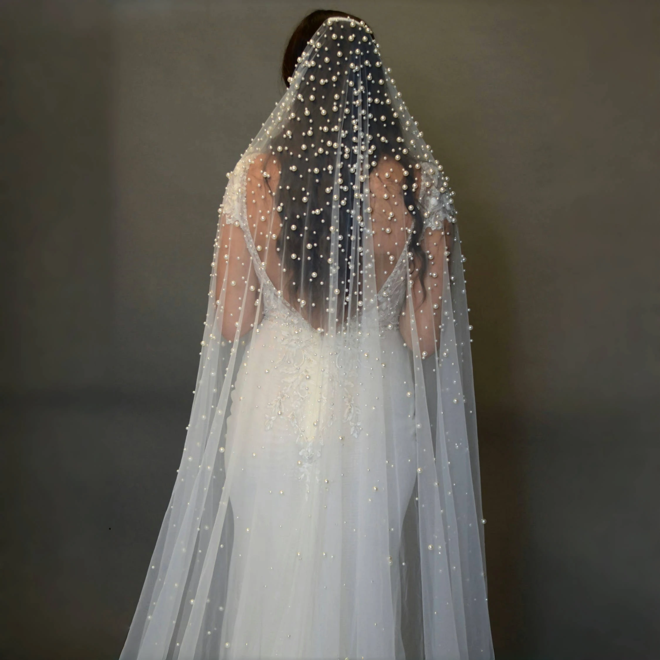 طرحة زفاف فاخرة طبقة واحدة الثقيلة عالية الجودة الحجاب اللؤلؤ الأبيض العاجي مخيط يدويا نمط فريد مع مشط الشعر G139