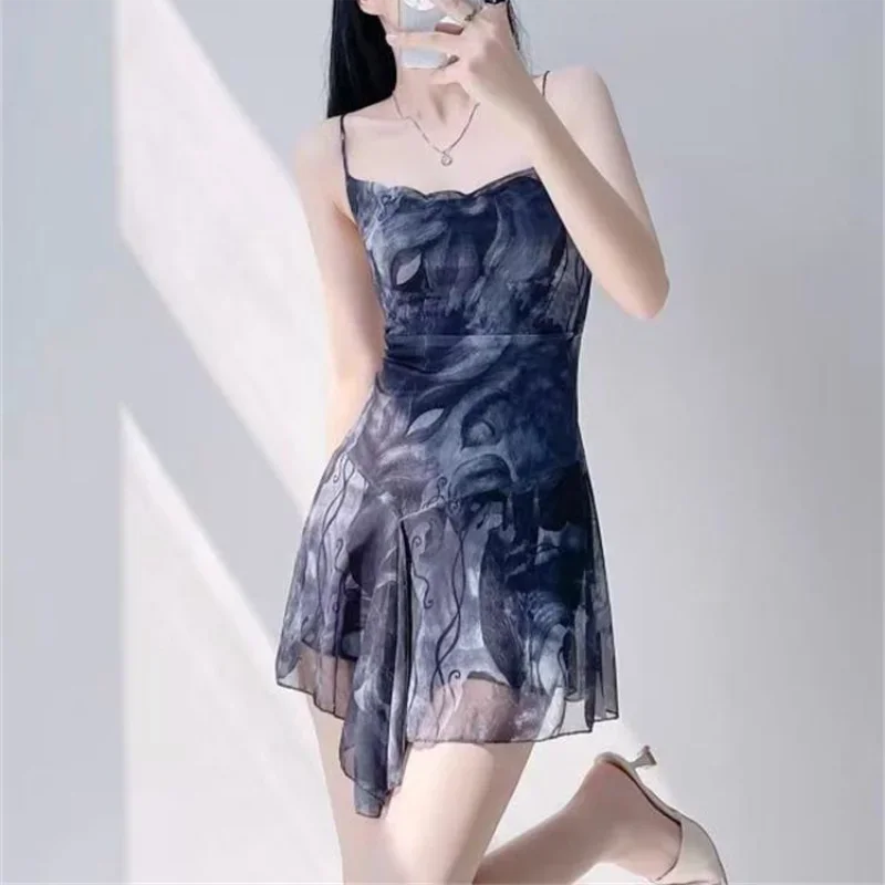 เดรสตาข่ายพิมพ์ลายสำหรับผู้หญิง สไตล์สตรีทแวร์เก๋ไก๋ เซ็กซี่ เปิดหลัง ไร้แขน แต่งเชือกไขว้ ทรงเอไลน์ วินเทจ เหมาะสำหรับวันหยุดพักผ่อน เสื้อผ้าสไตล์ Y2K