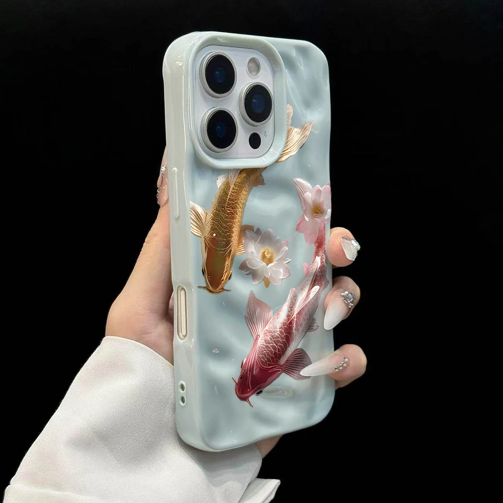 Luxuriöse Koi- und Lotus-Kollage-Handyhülle für iPhone 17 16 15 14 13 12 11 Pro Max 14 Plus 17 Air Falten-Wellen-Soft-Silikon-Cover – Detail 10