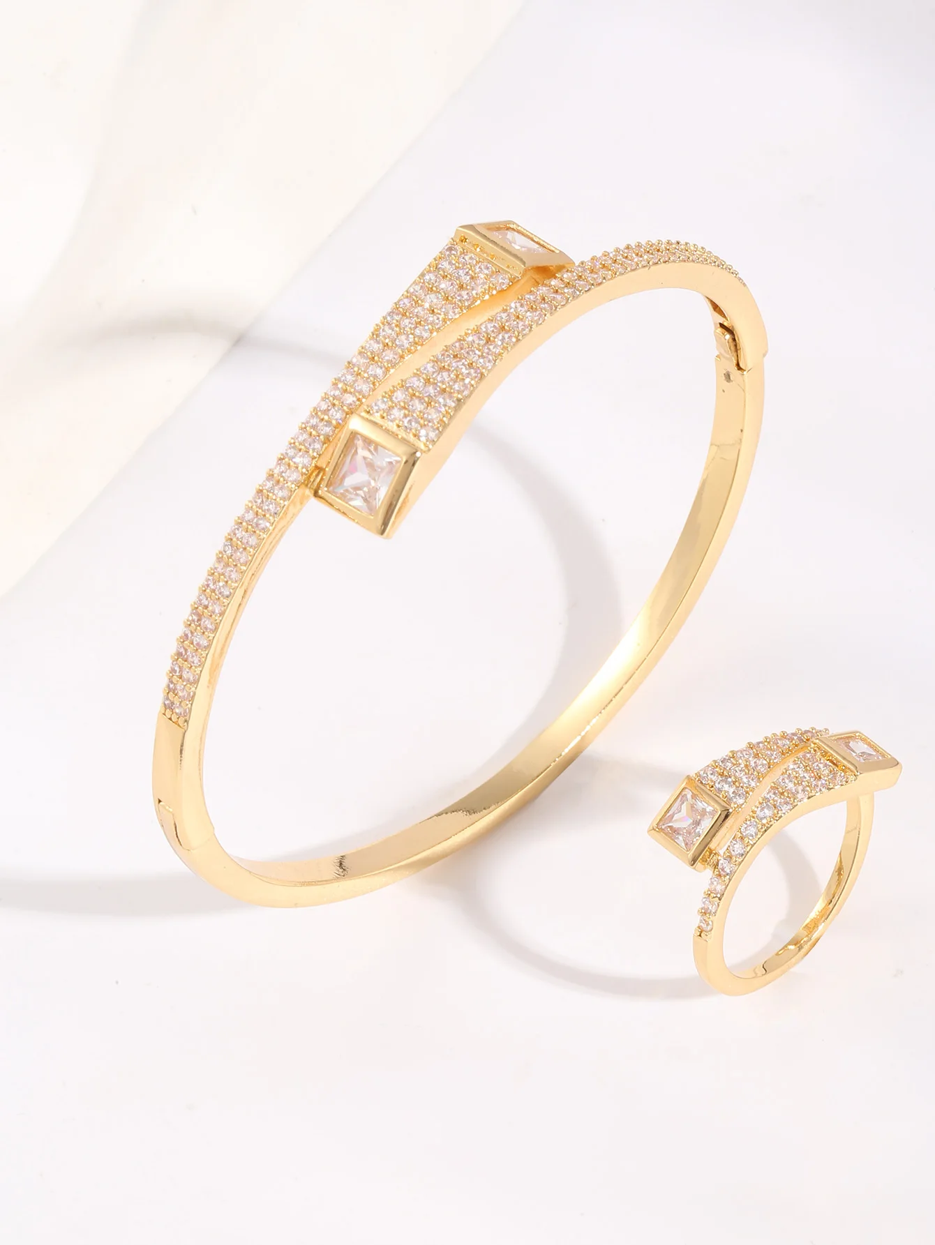 1 new women\'s 14K gold plated copper niche design classic Serpentine square Diamond bracelet ring set