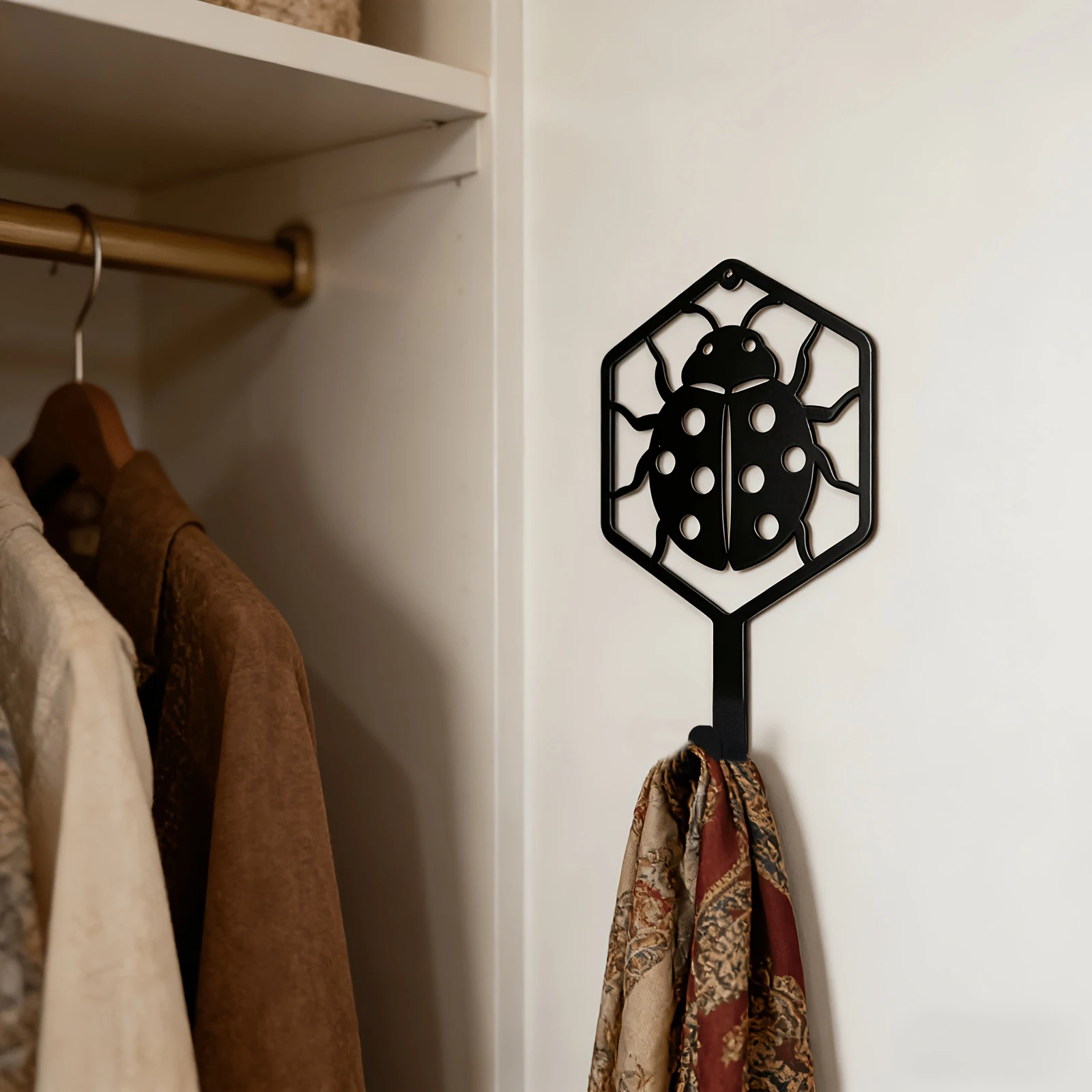 2D Modern Minimalist Ladybug Design Metal Hook, Hexagonal Wall Key Rack, Household Multi-Functional Coat And Key Rack