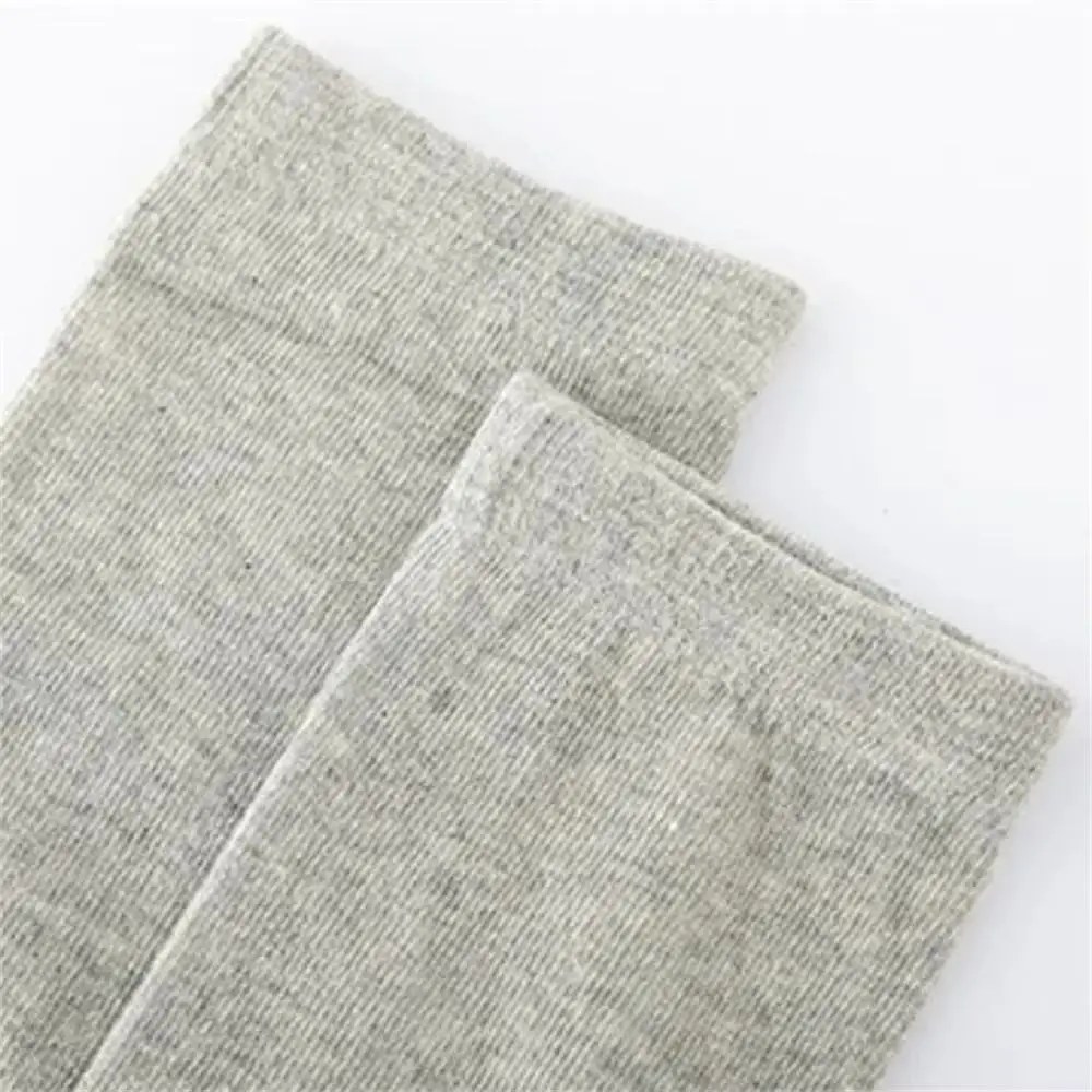 ถุงเท้าผ้าฝ้ายห้านิ้วที่สวมใส่สบาย ถุงเท้ากีฬาต้านเชื้อแบคทีเรียระบายอากาศได้ ถุงเท้ากลางท่อซึมซับเหงื่อสำหรับผู้ชาย