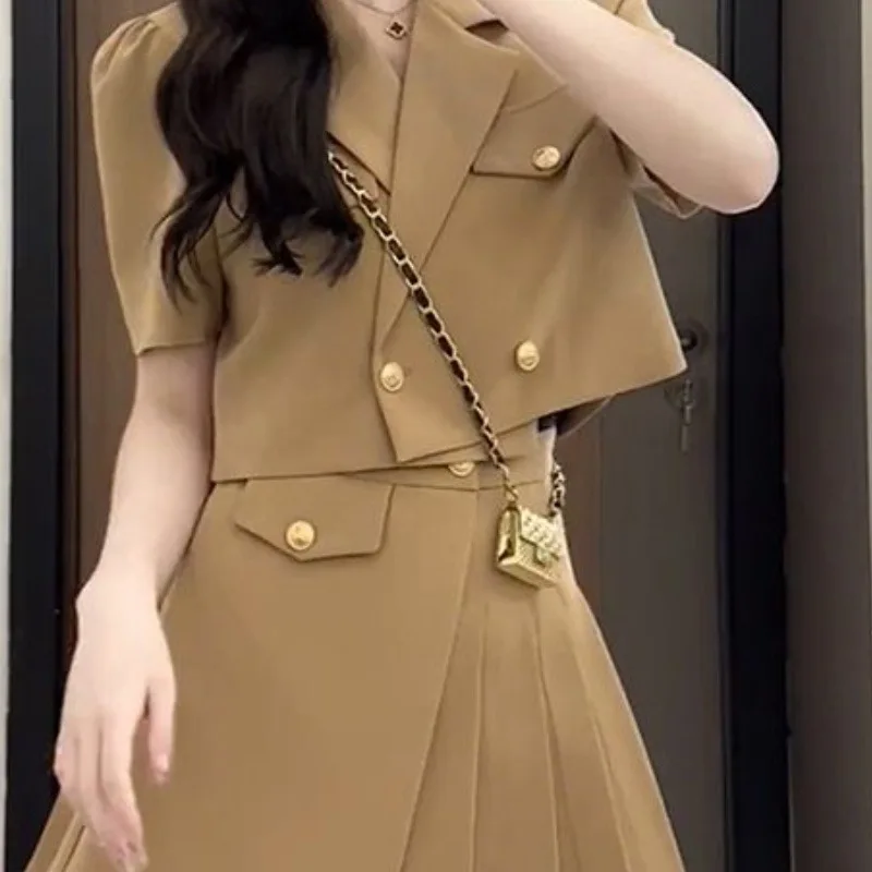 Summer 2025 fashion new style Japanese and Korean style, light and slim short suit jacket for mature women, fashionable outfit.