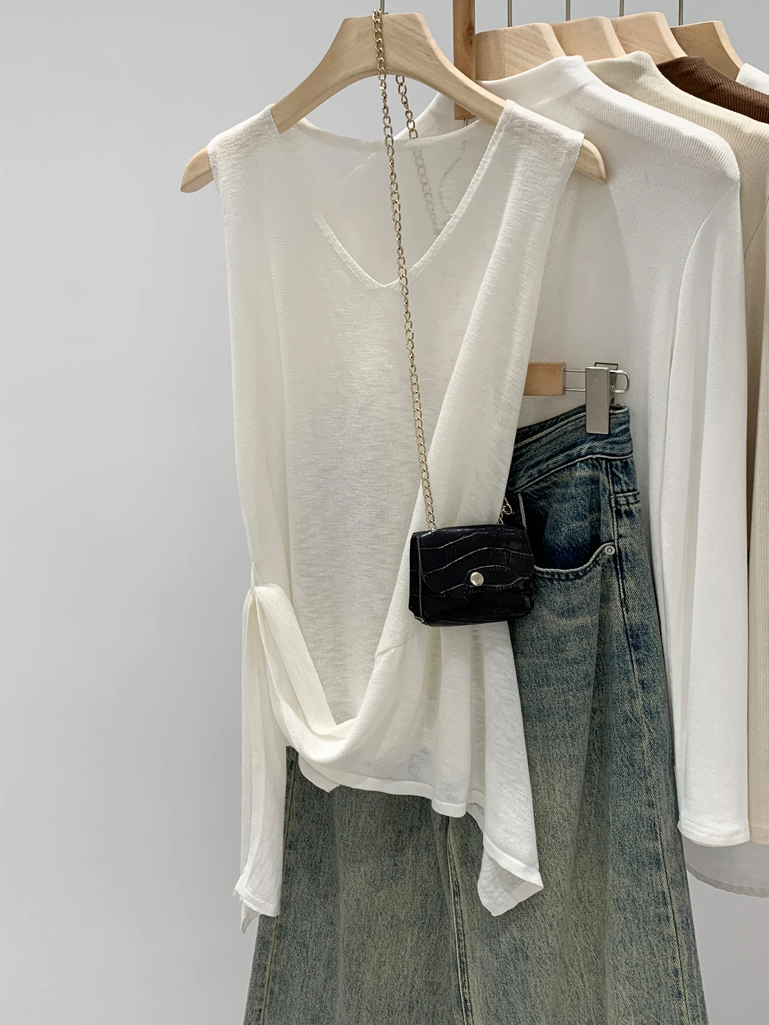 Simple Vacation Style Women's Sleeveless V-Neck Vest 2026 Summer New Belt Design Sensation Inner Wear Base Small Top