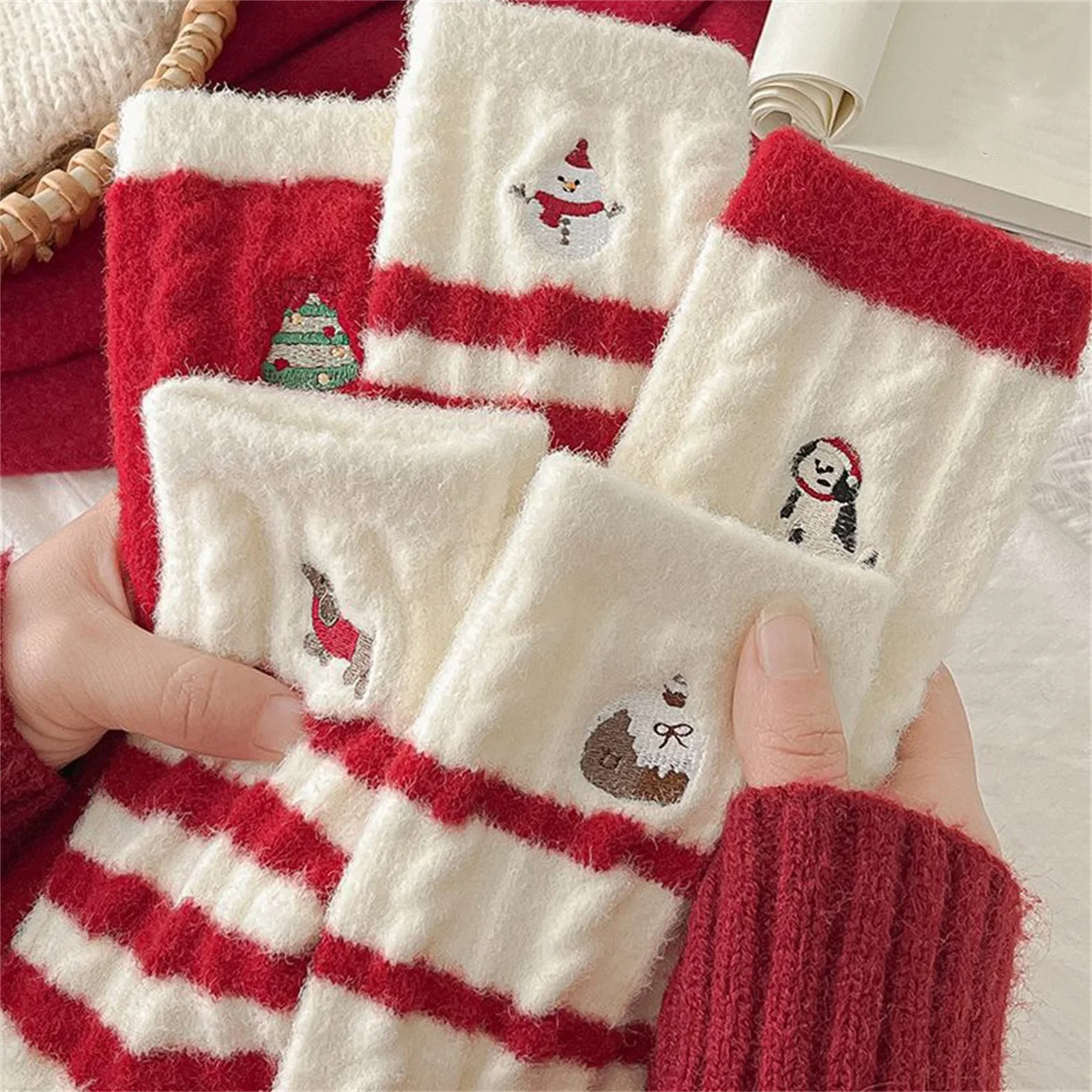 Calcetines largos de algodón para mujer, calcetines navideños de lana Coral, calcetines coreanos blancos transpirables de ocio para niñas, calcetines bordados a rayas de invierno para mujer